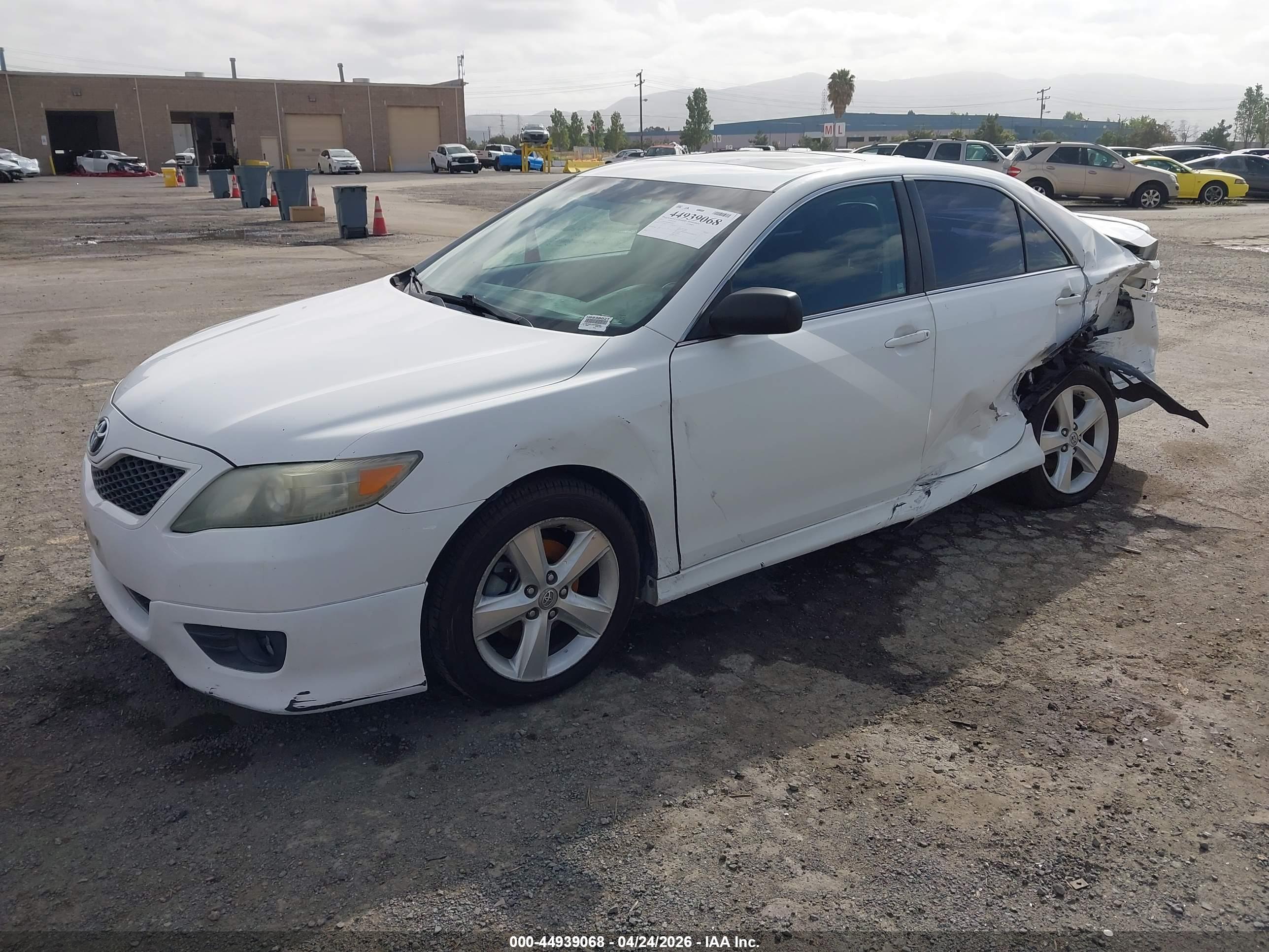 TOYOTA CAMRY image 2