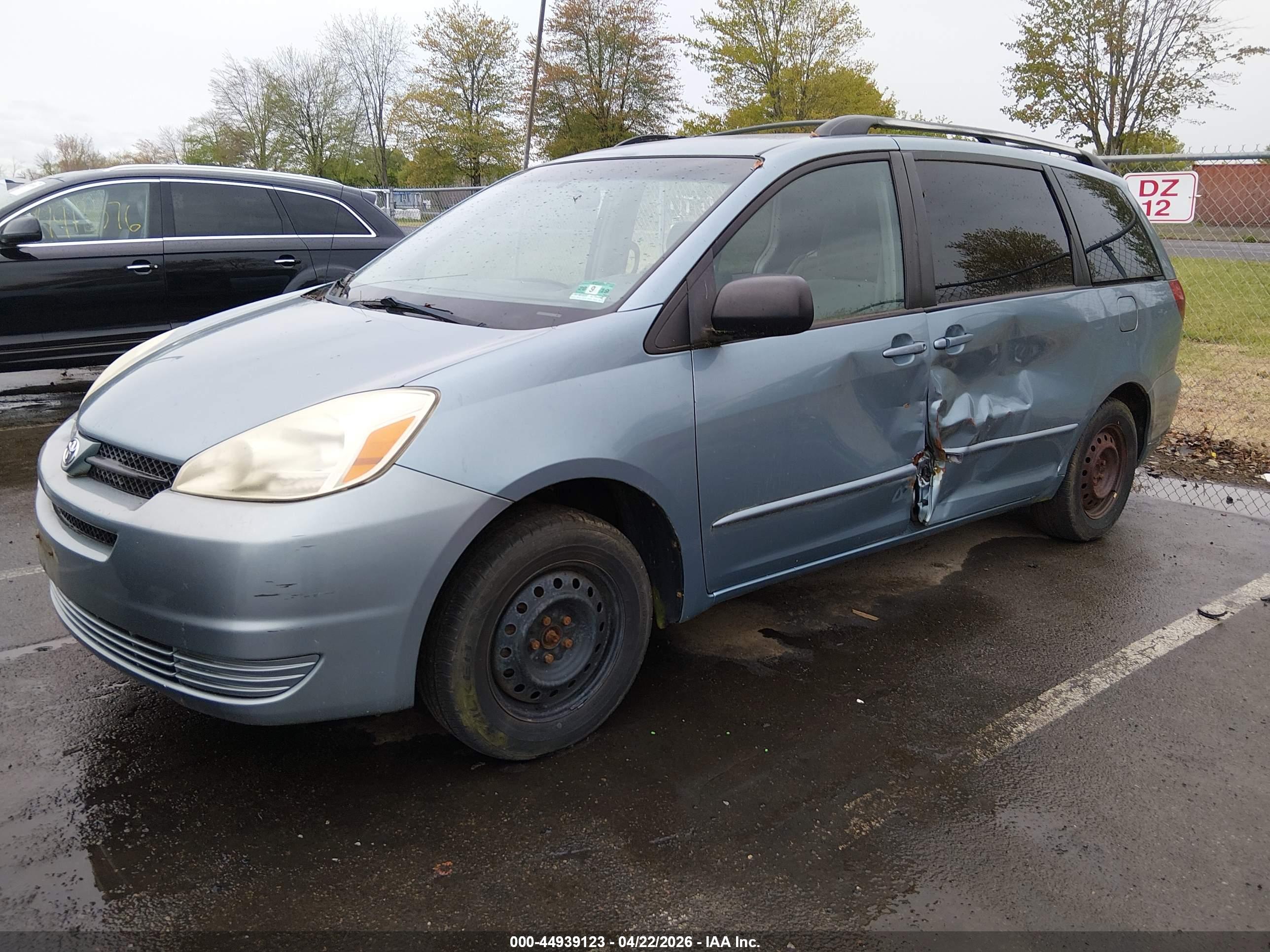 TOYOTA SIENNA image 2