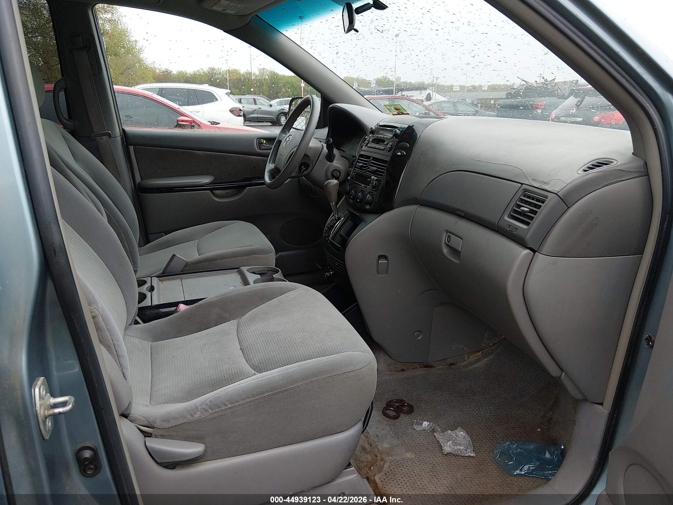 TOYOTA SIENNA image 5
