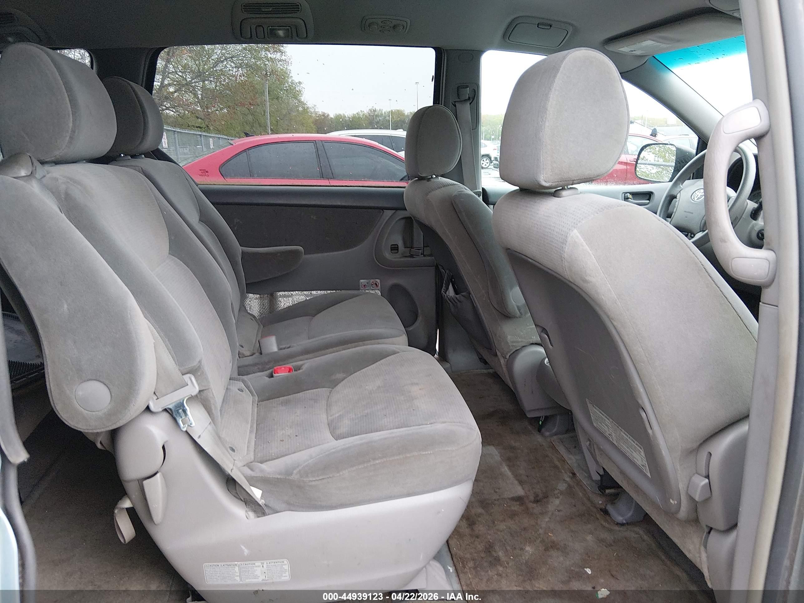 TOYOTA SIENNA image 8