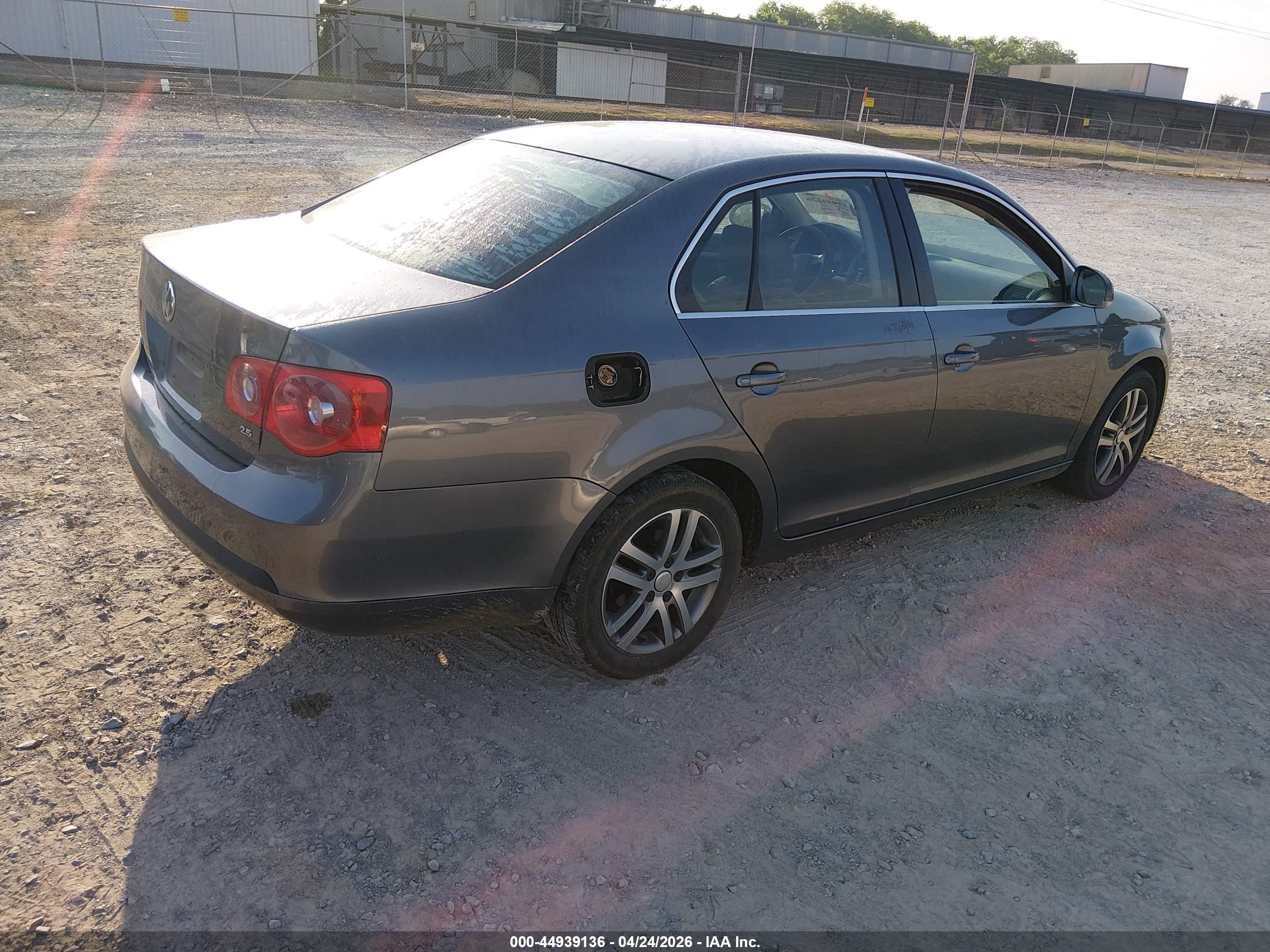 VOLKSWAGEN JETTA image 4