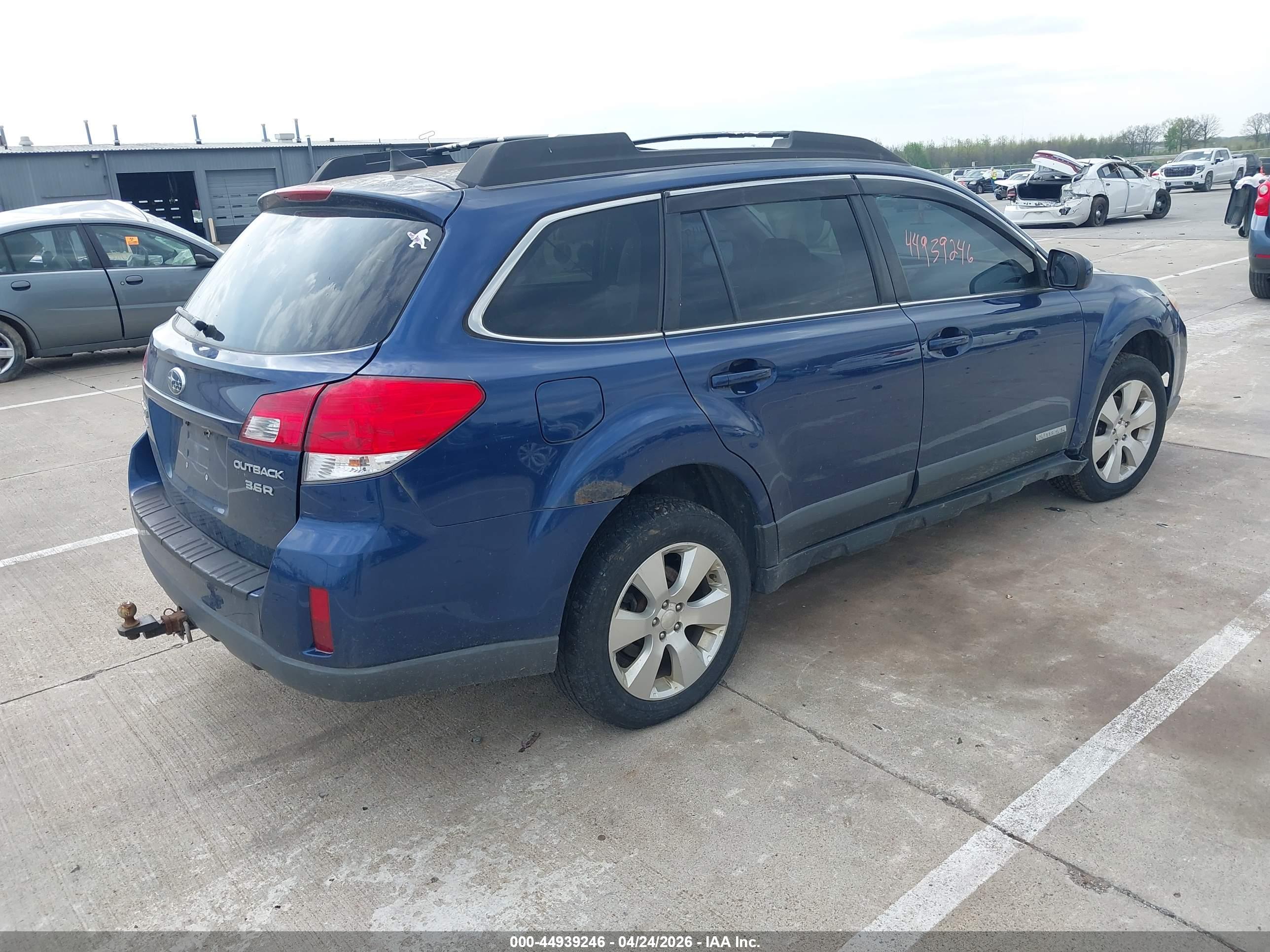 SUBARU OUTBACK image 4