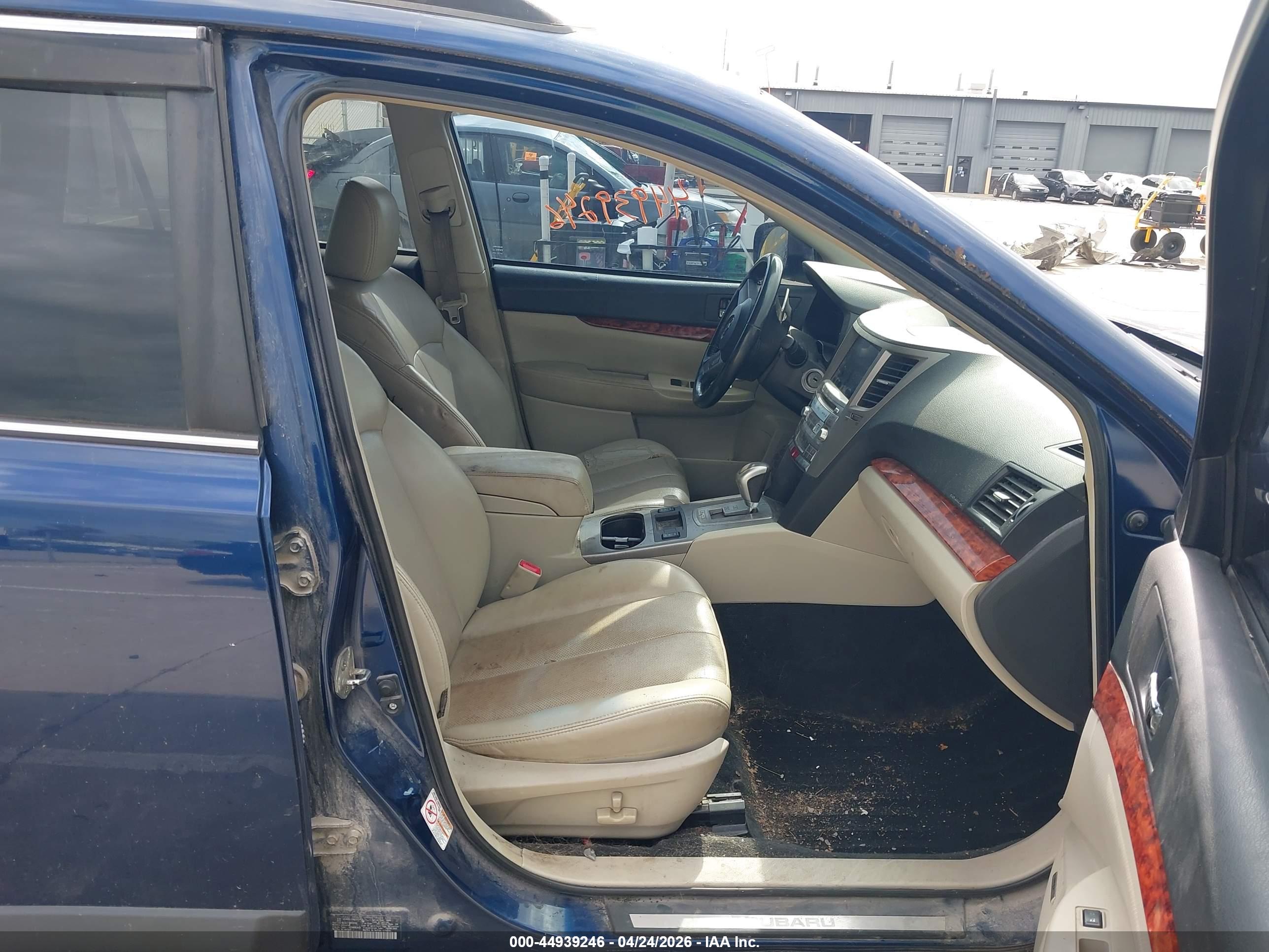 SUBARU OUTBACK image 5