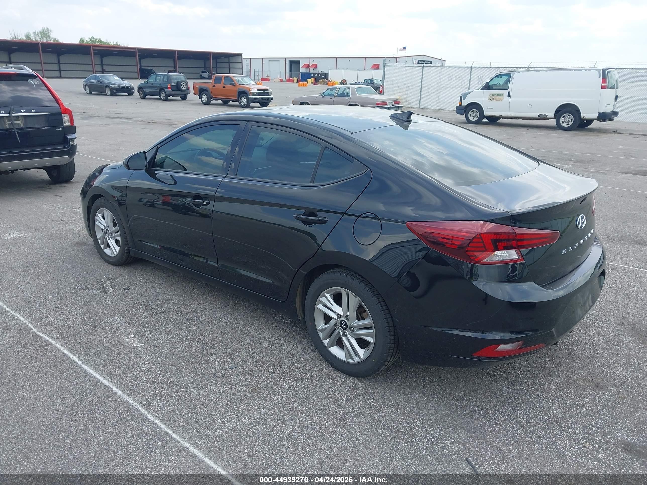 HYUNDAI ELANTRA image 3
