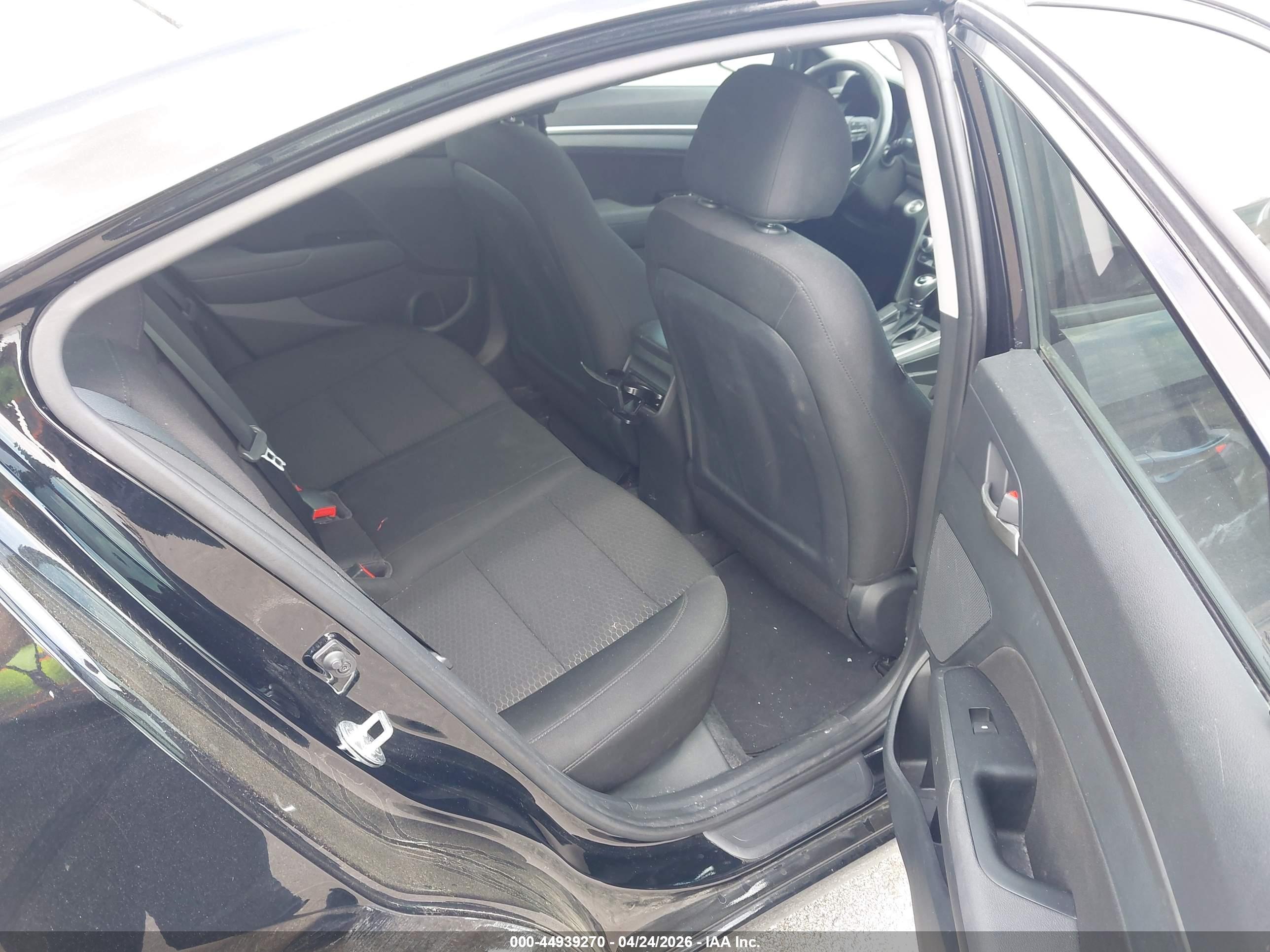 HYUNDAI ELANTRA image 8