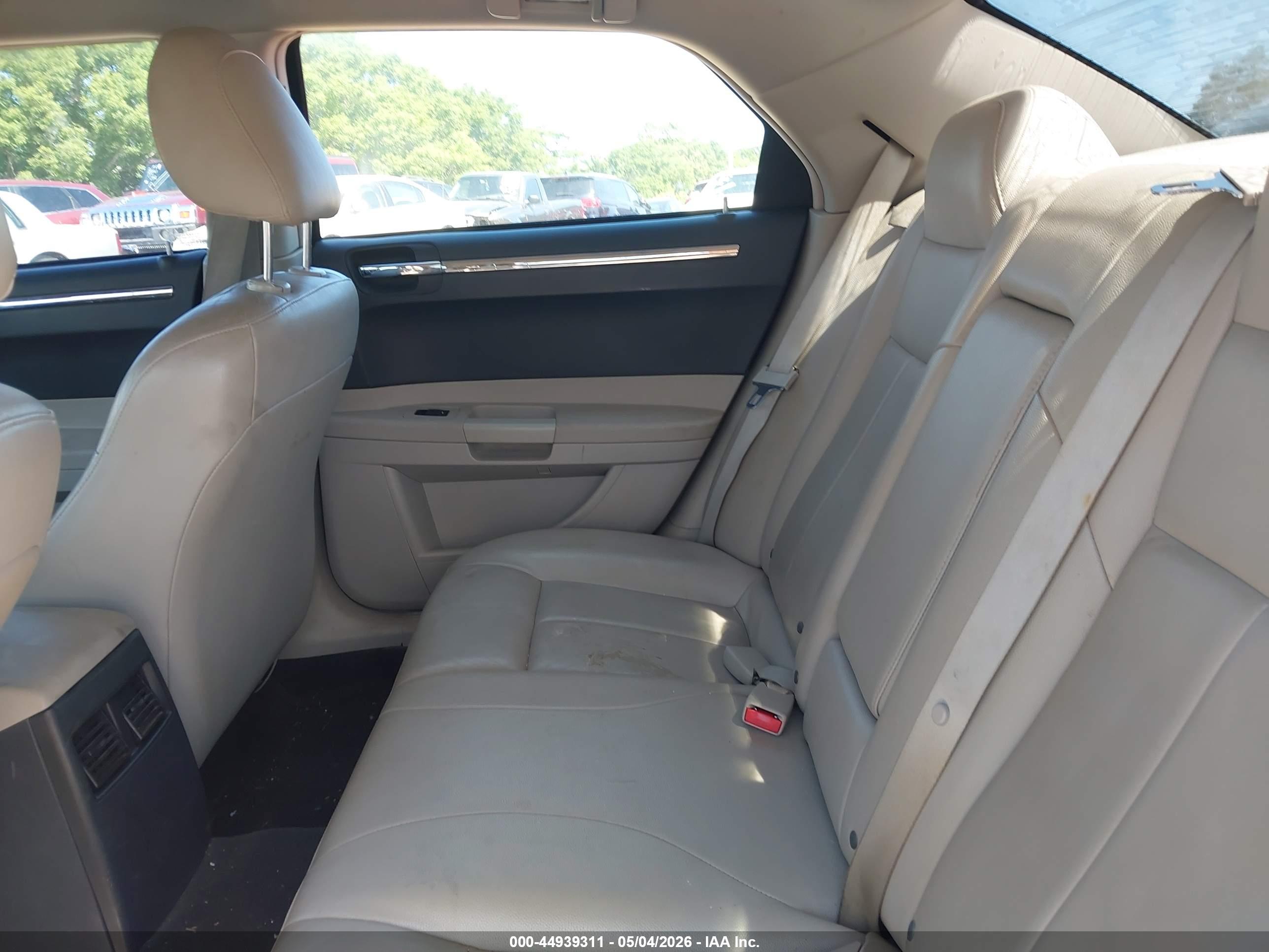 CHRYSLER 300 image 8