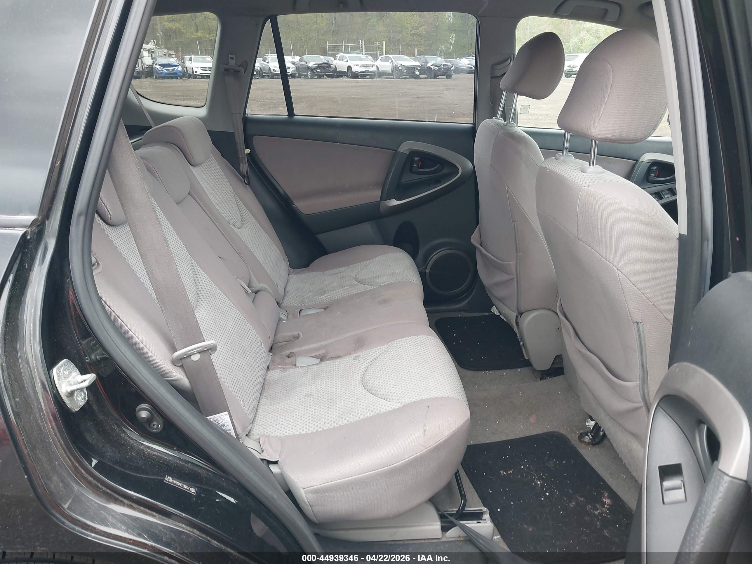 TOYOTA RAV4 image 8