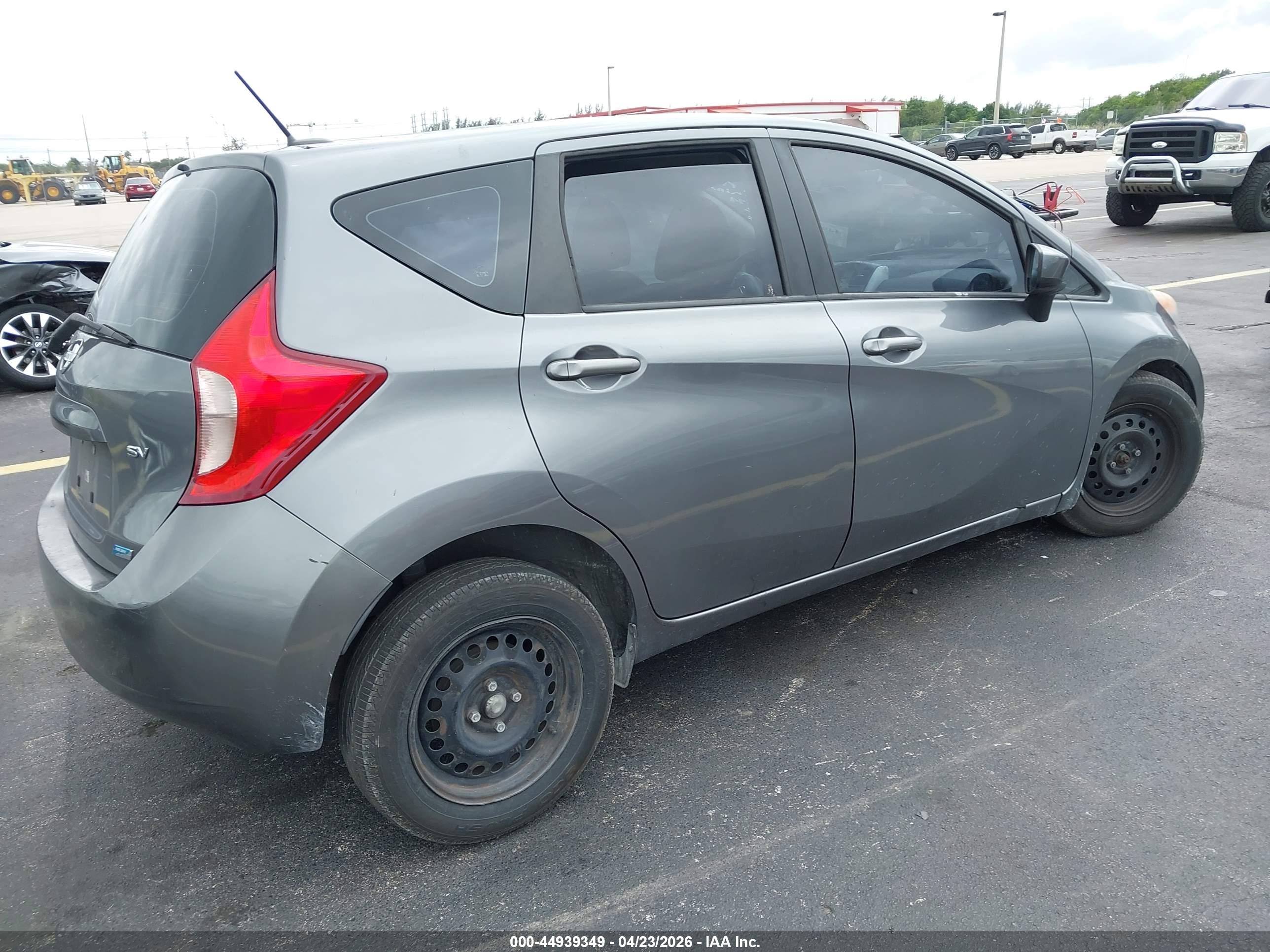 NISSAN VERSA image 4