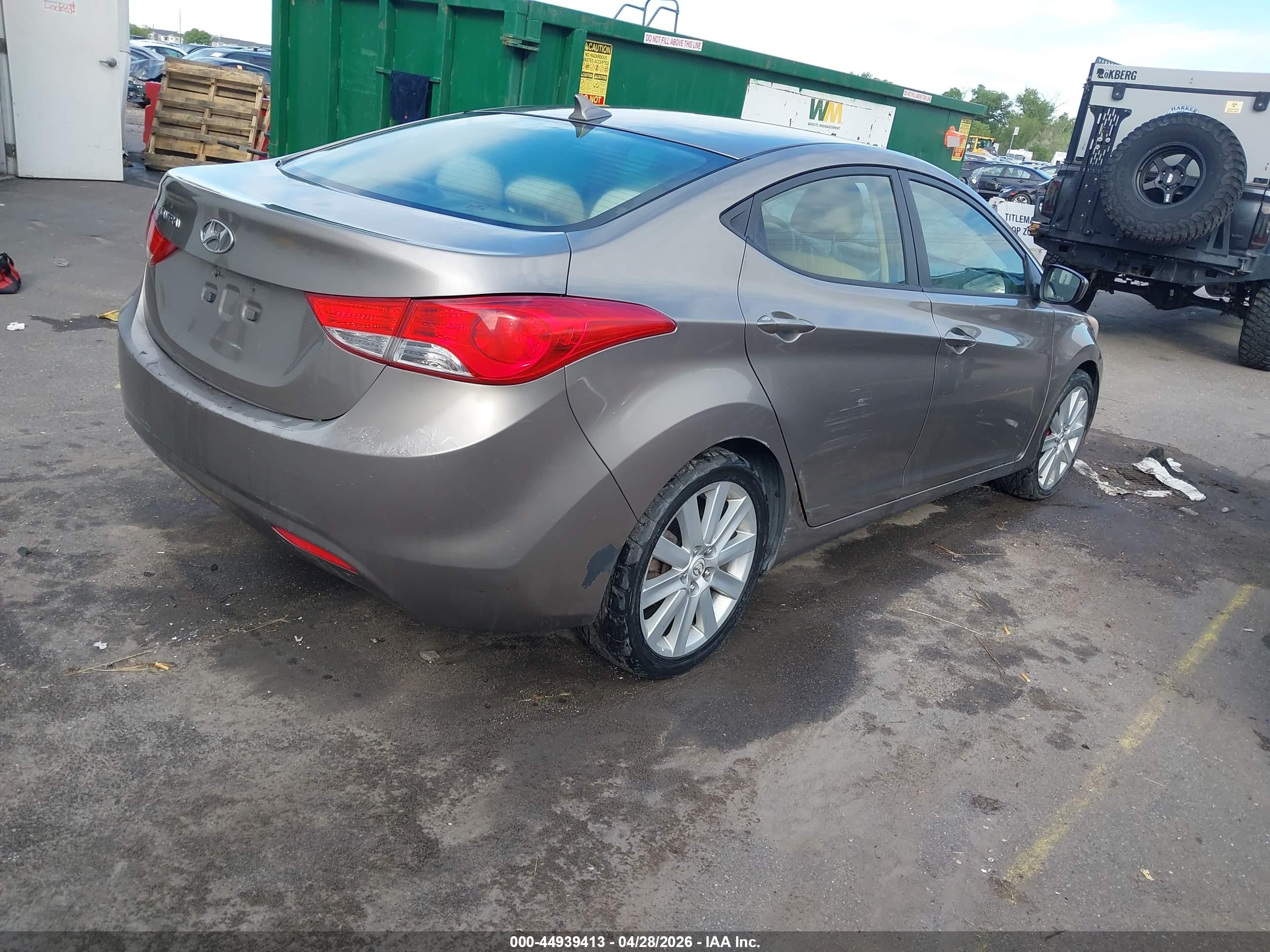 HYUNDAI ELANTRA image 4