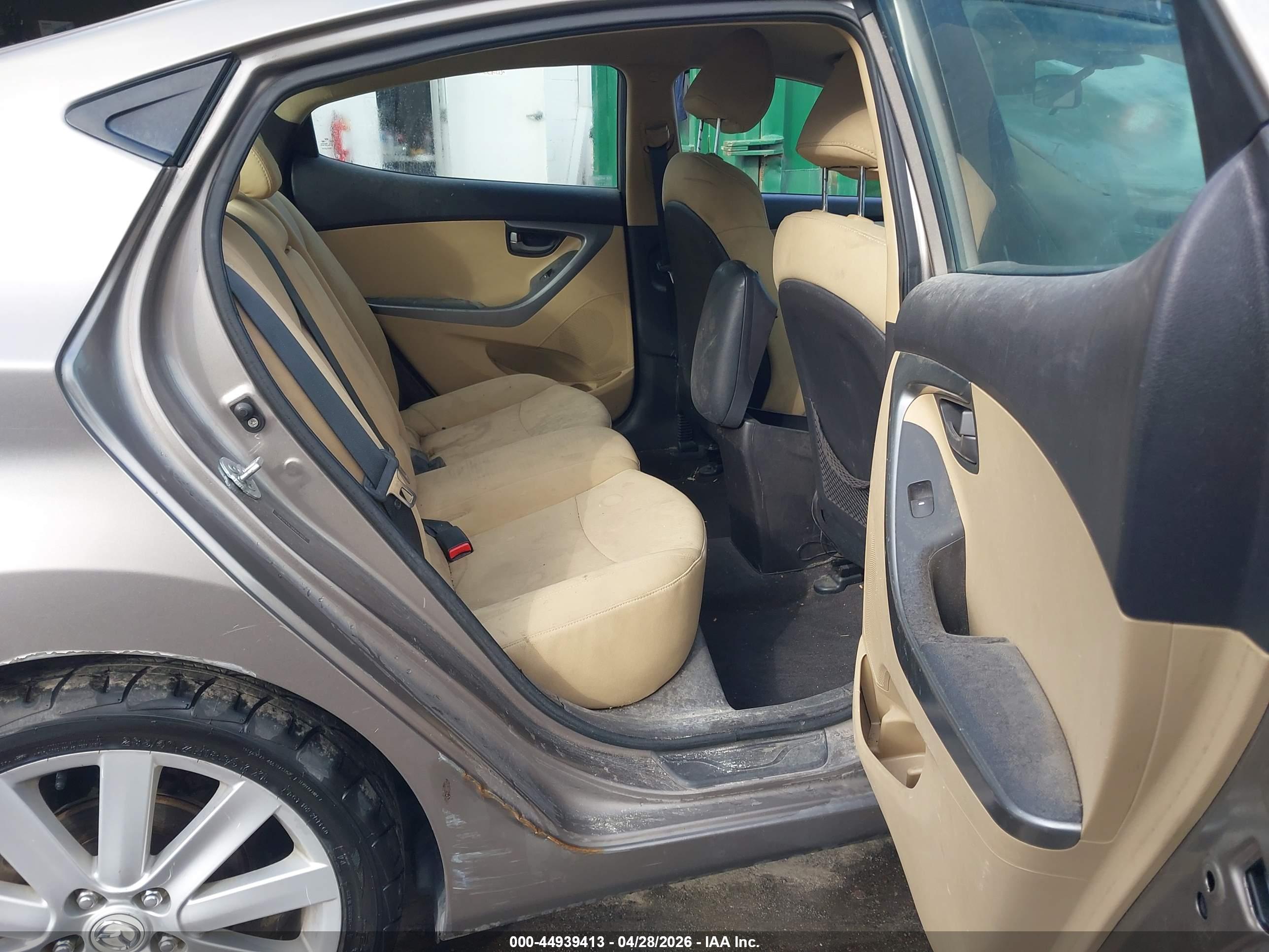 HYUNDAI ELANTRA image 8