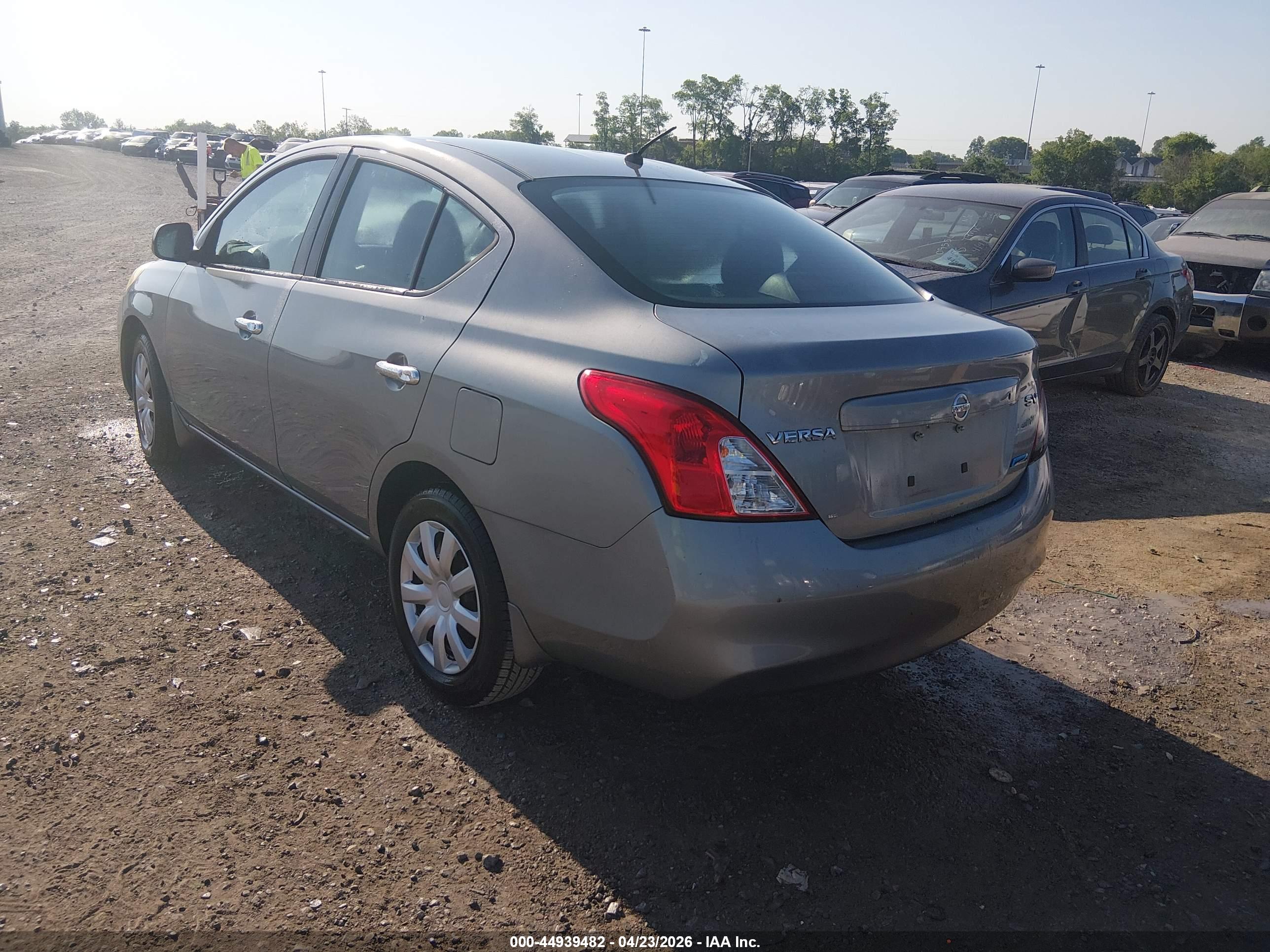 NISSAN VERSA image 3