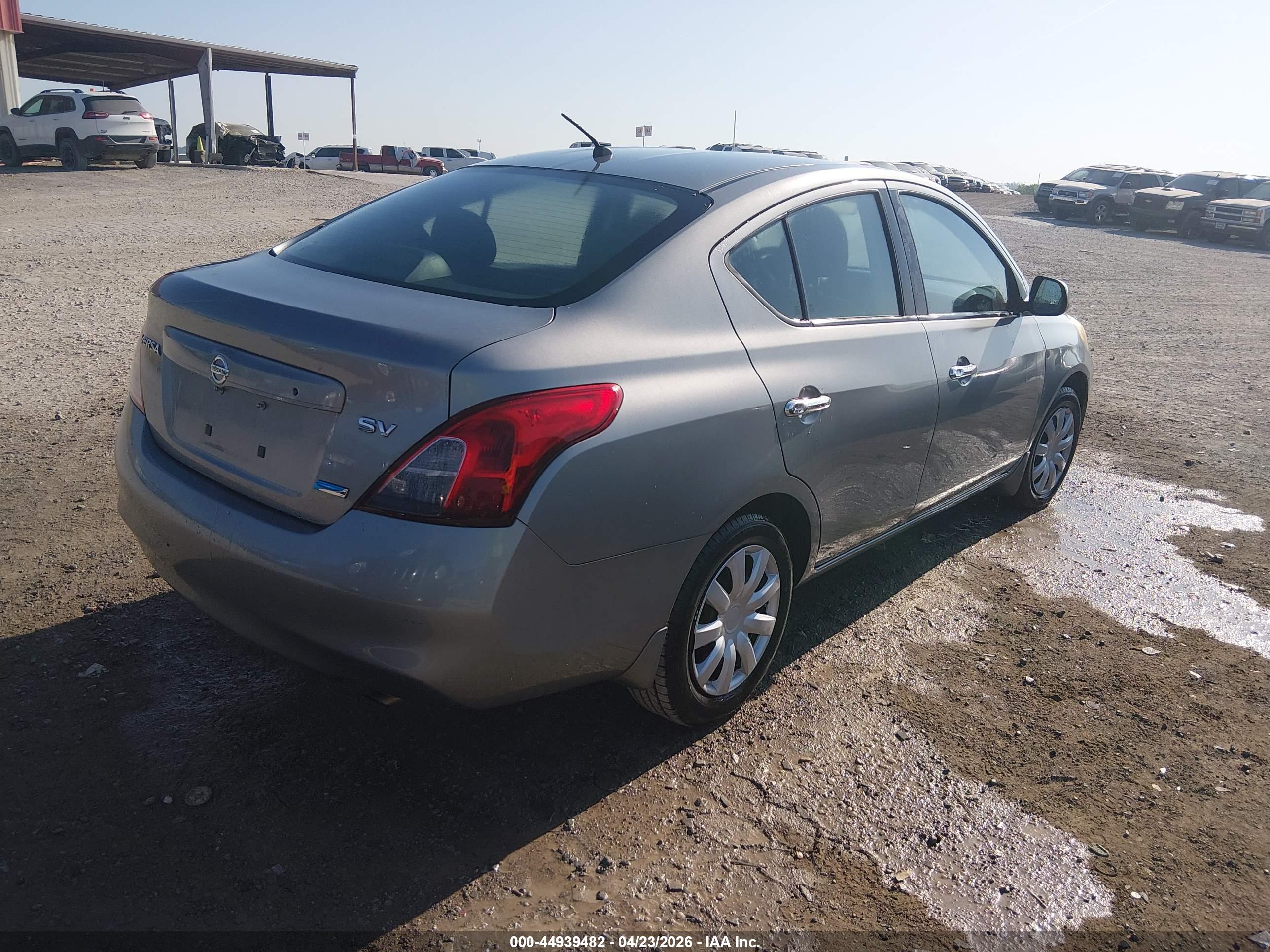 NISSAN VERSA image 4