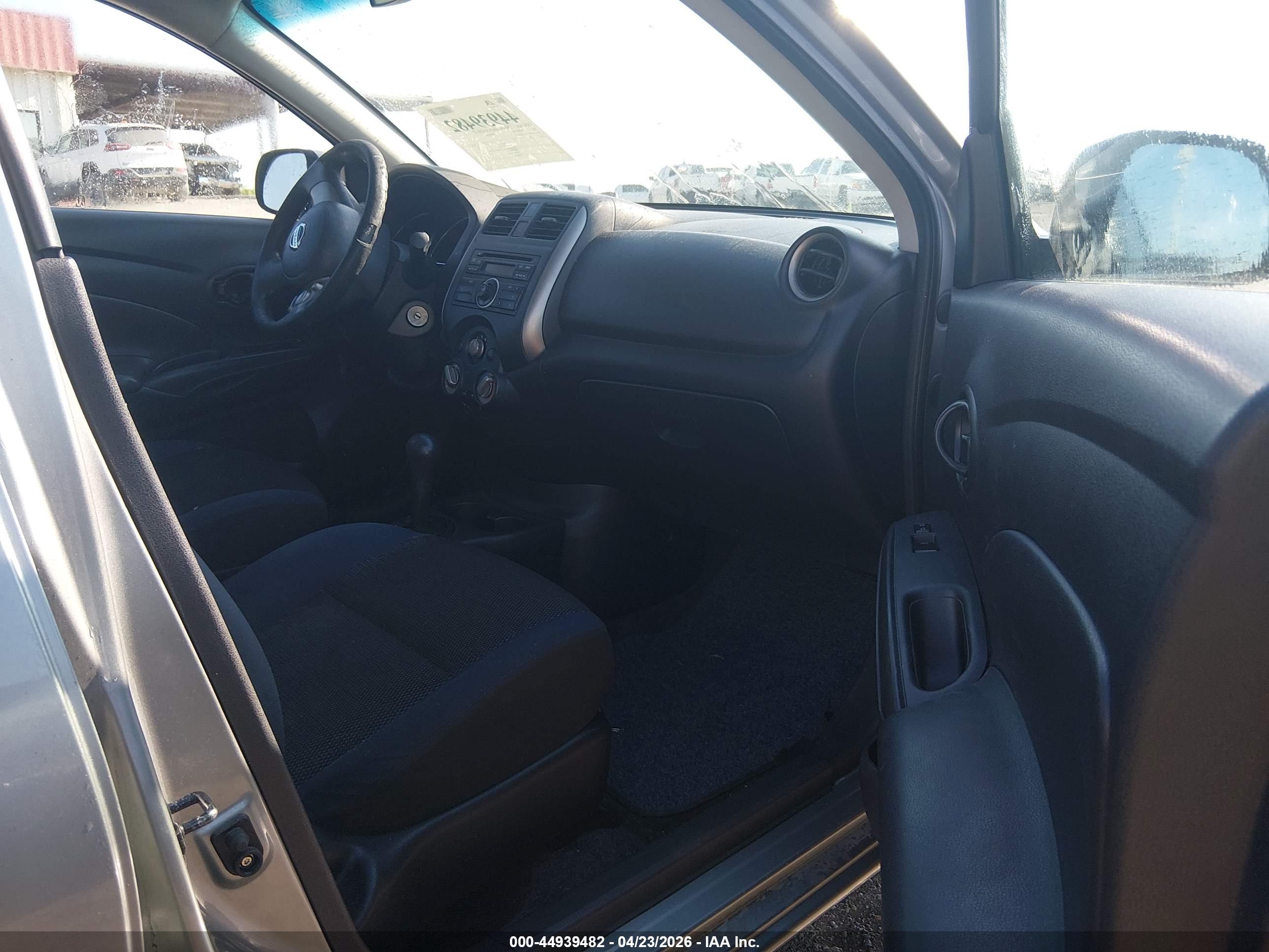 NISSAN VERSA image 5