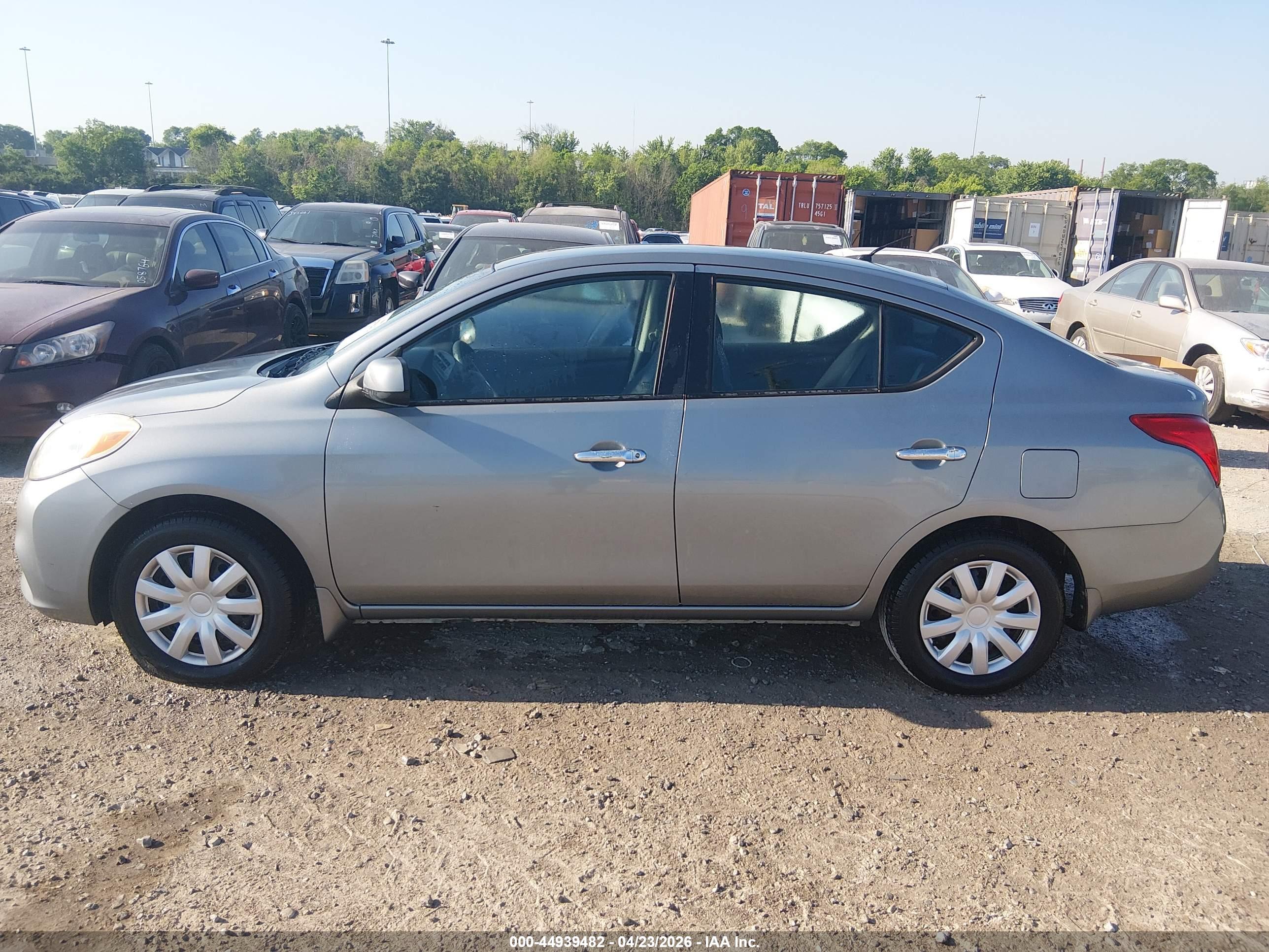NISSAN VERSA image 6