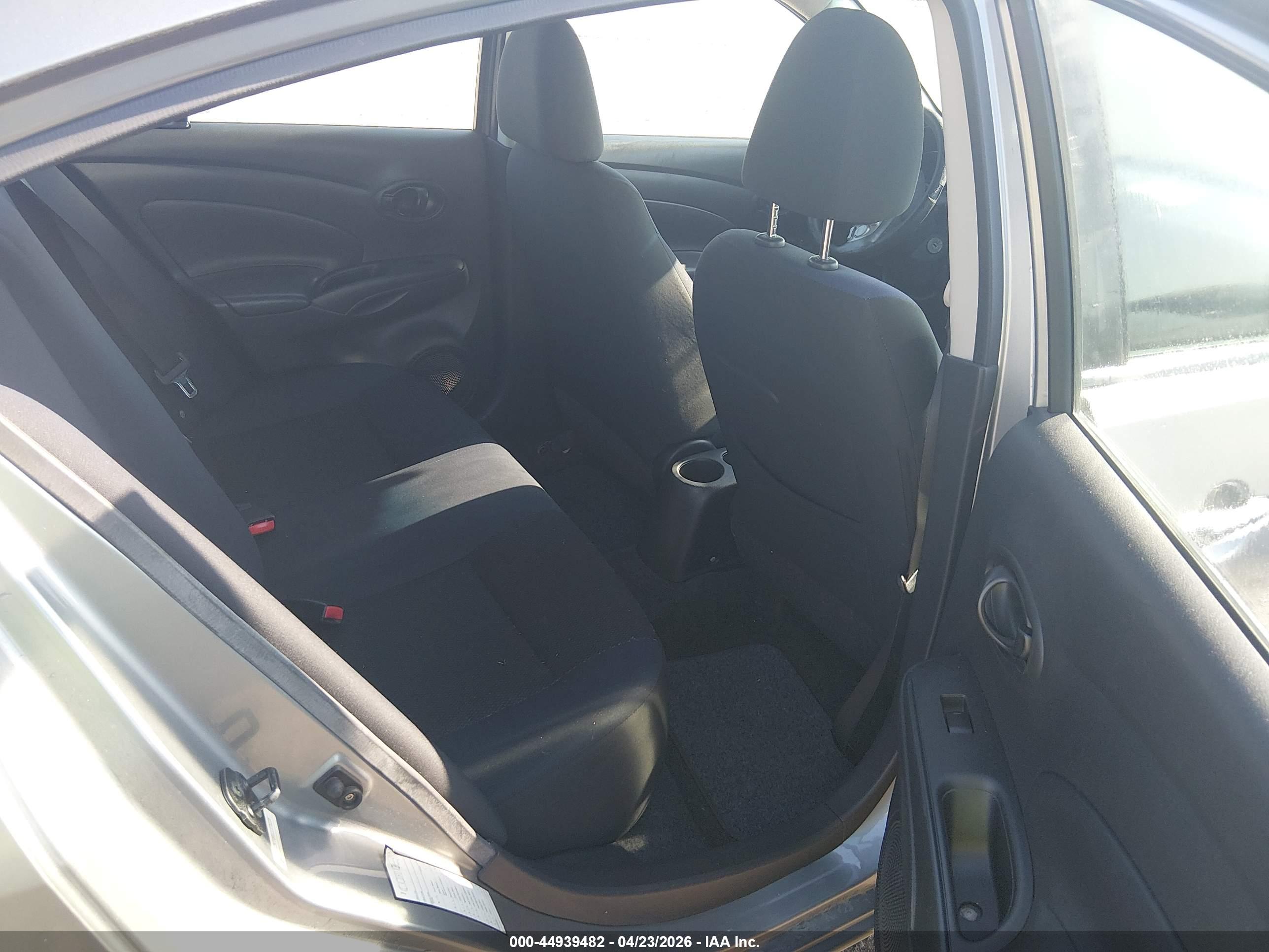 NISSAN VERSA image 8