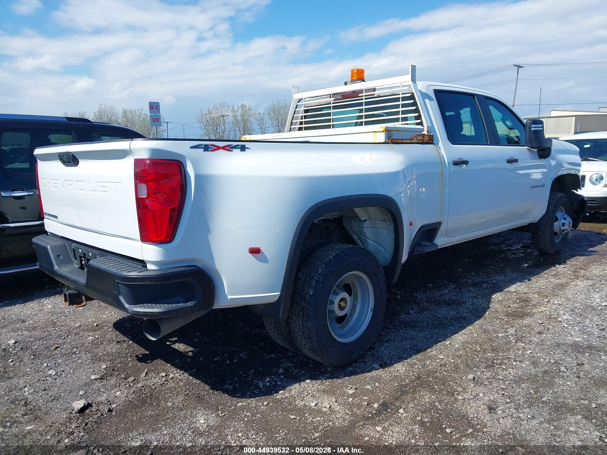 CHEVROLET SILVERADO image 4