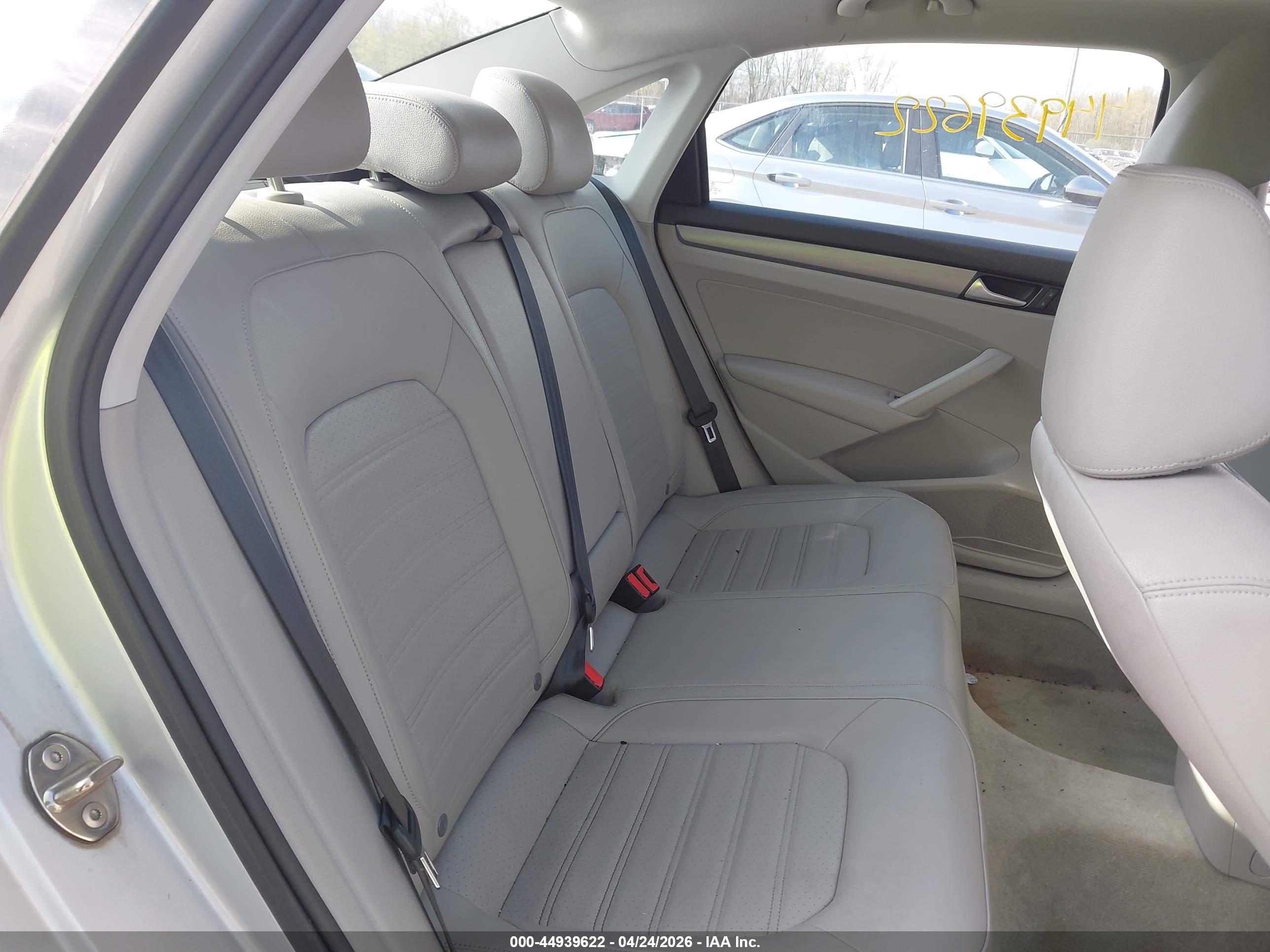 VOLKSWAGEN PASSAT image 8