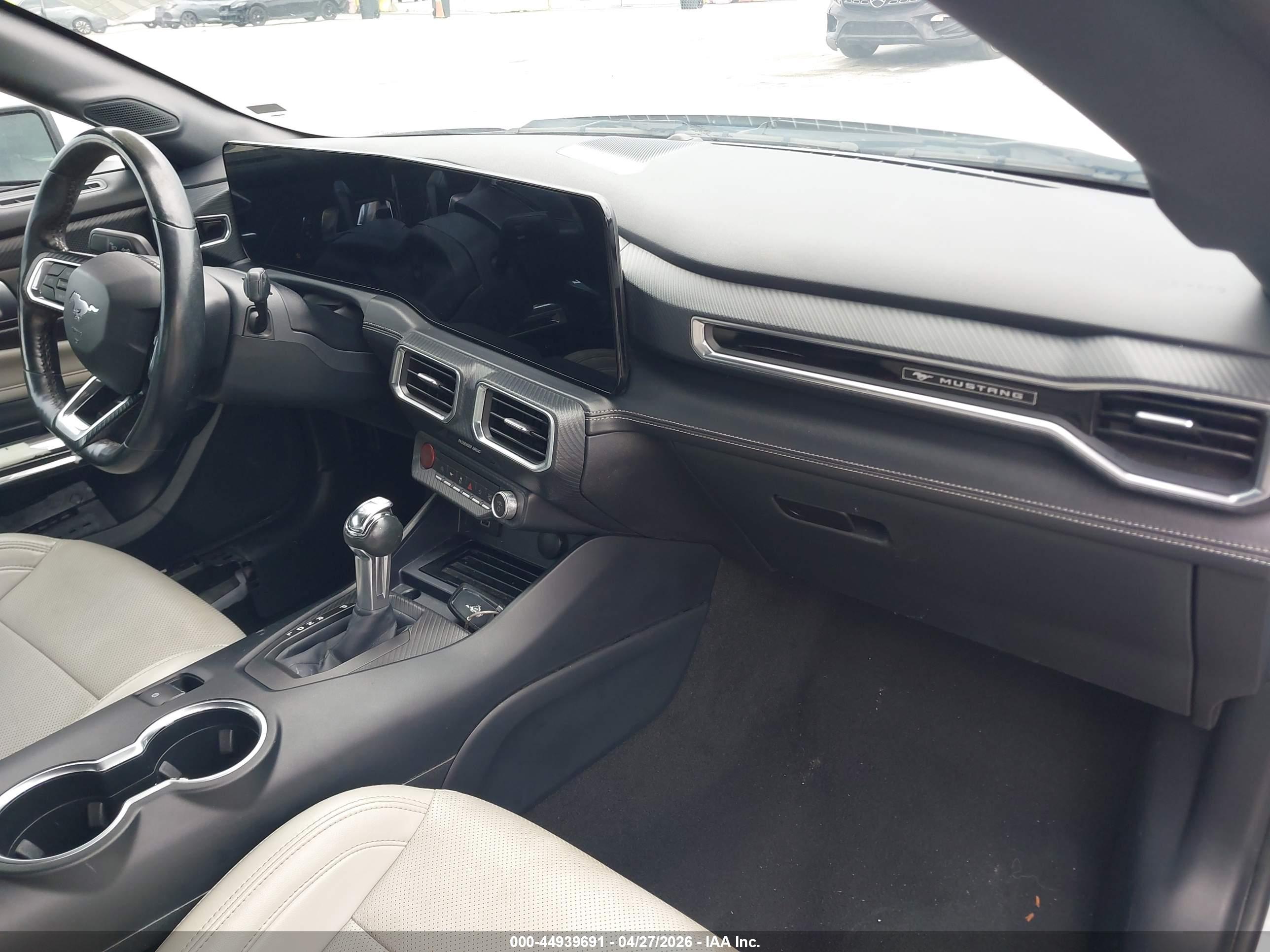 FORD MUSTANG image 5
