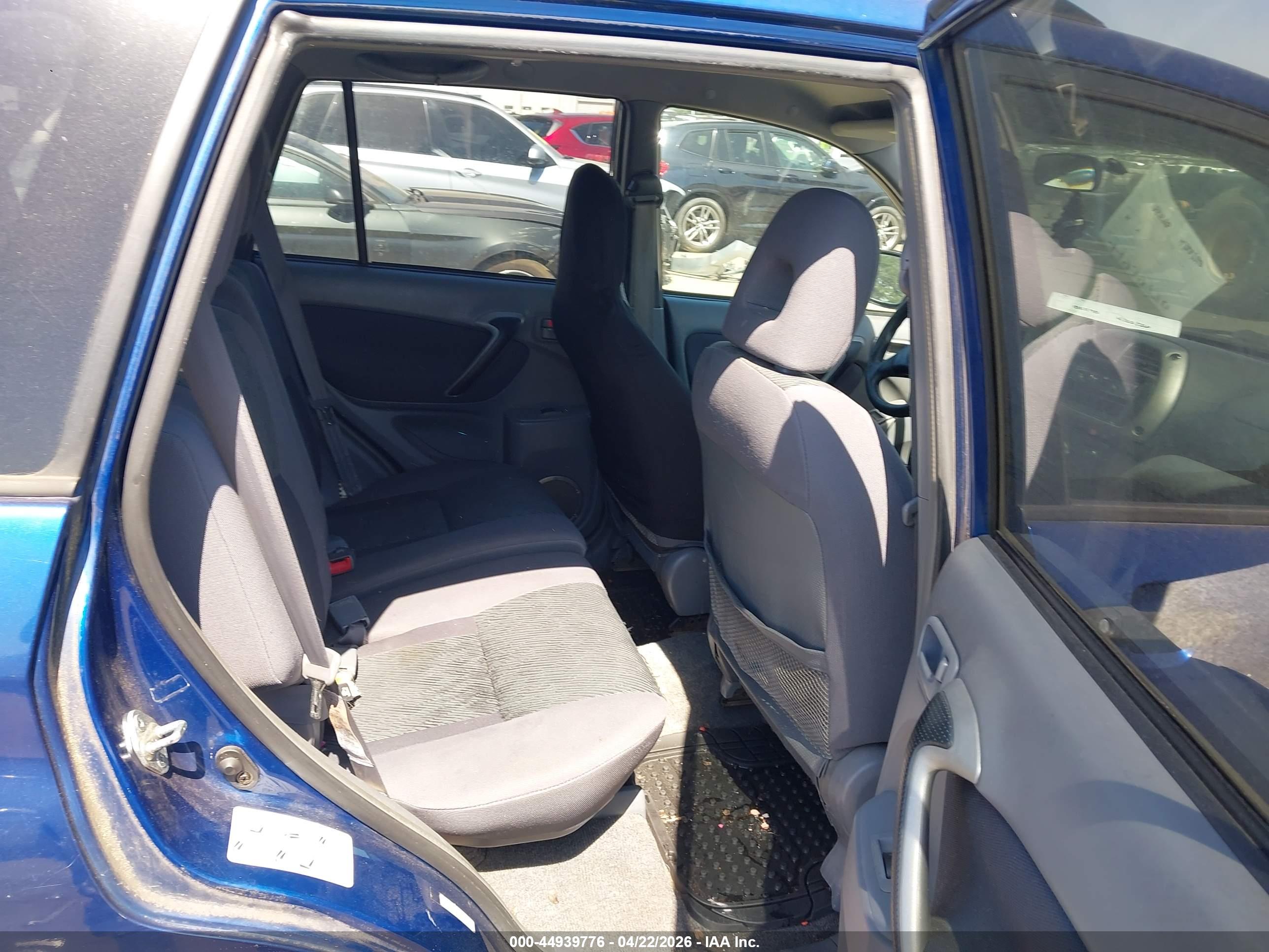 TOYOTA RAV4 image 8