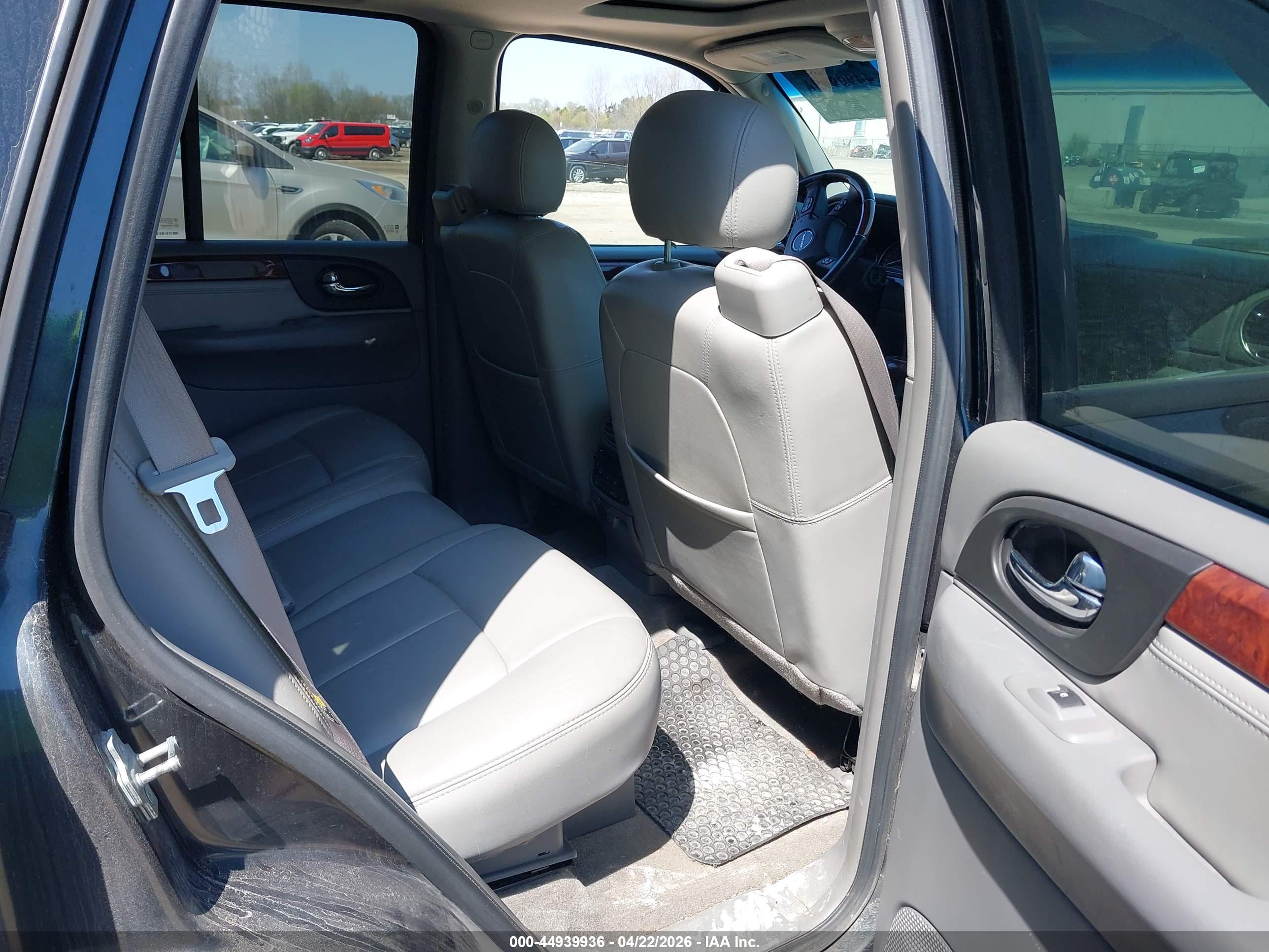GMC ENVOY image 8