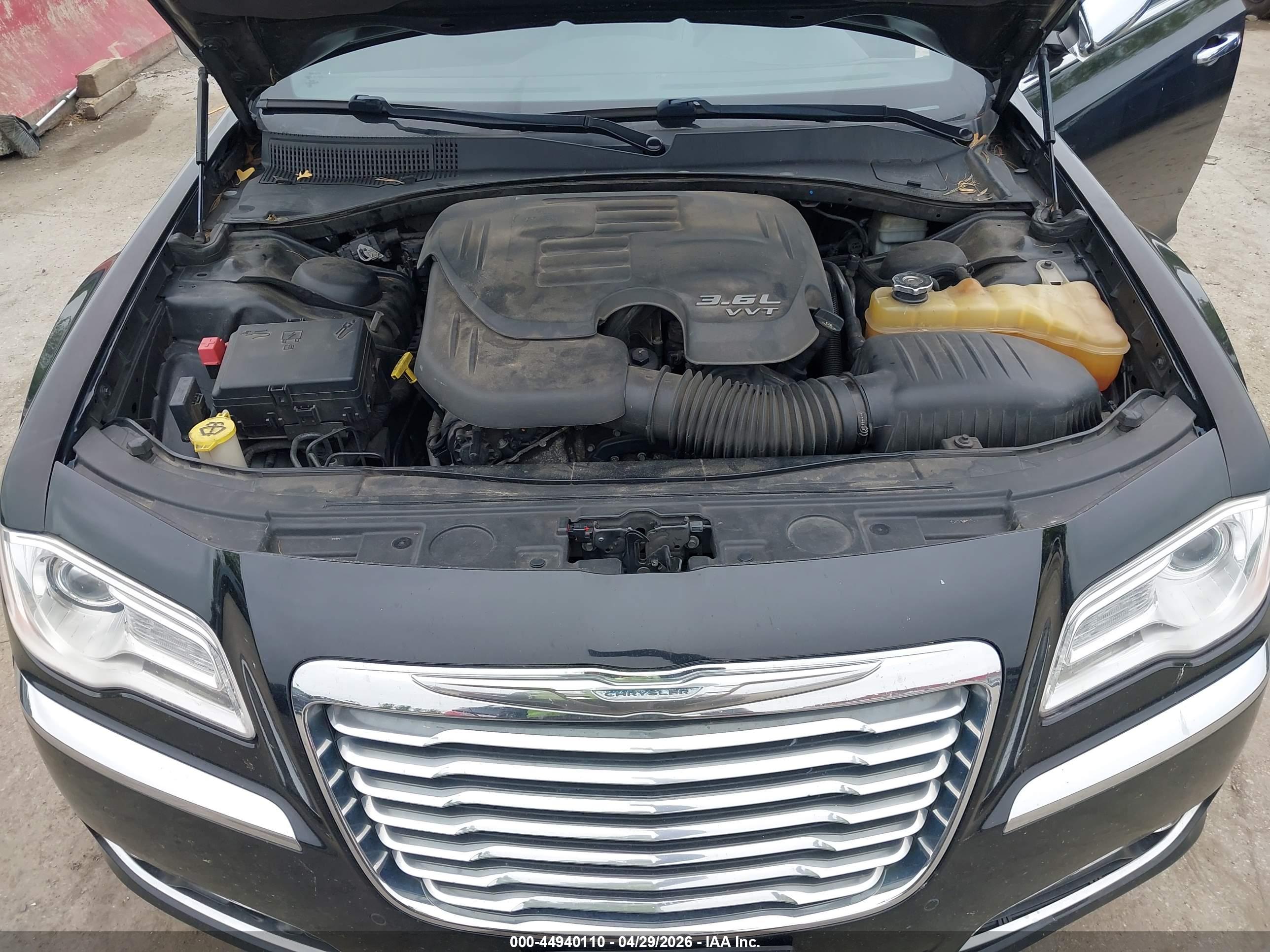CHRYSLER 300 image 10