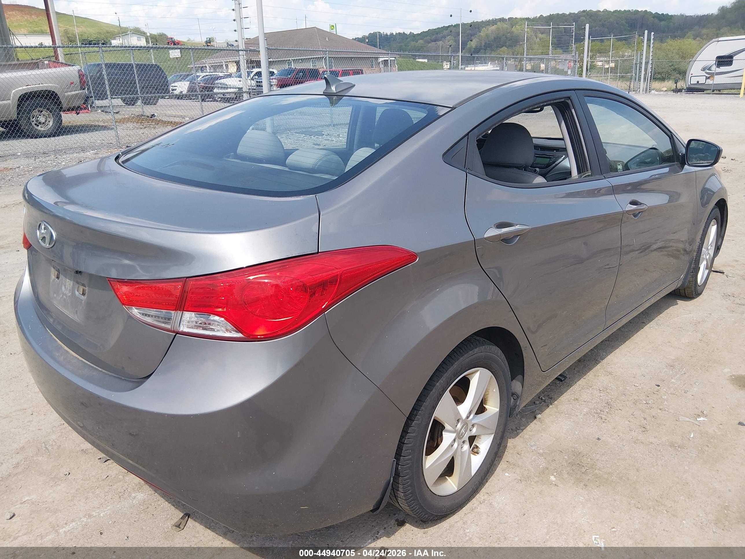 HYUNDAI ELANTRA image 4