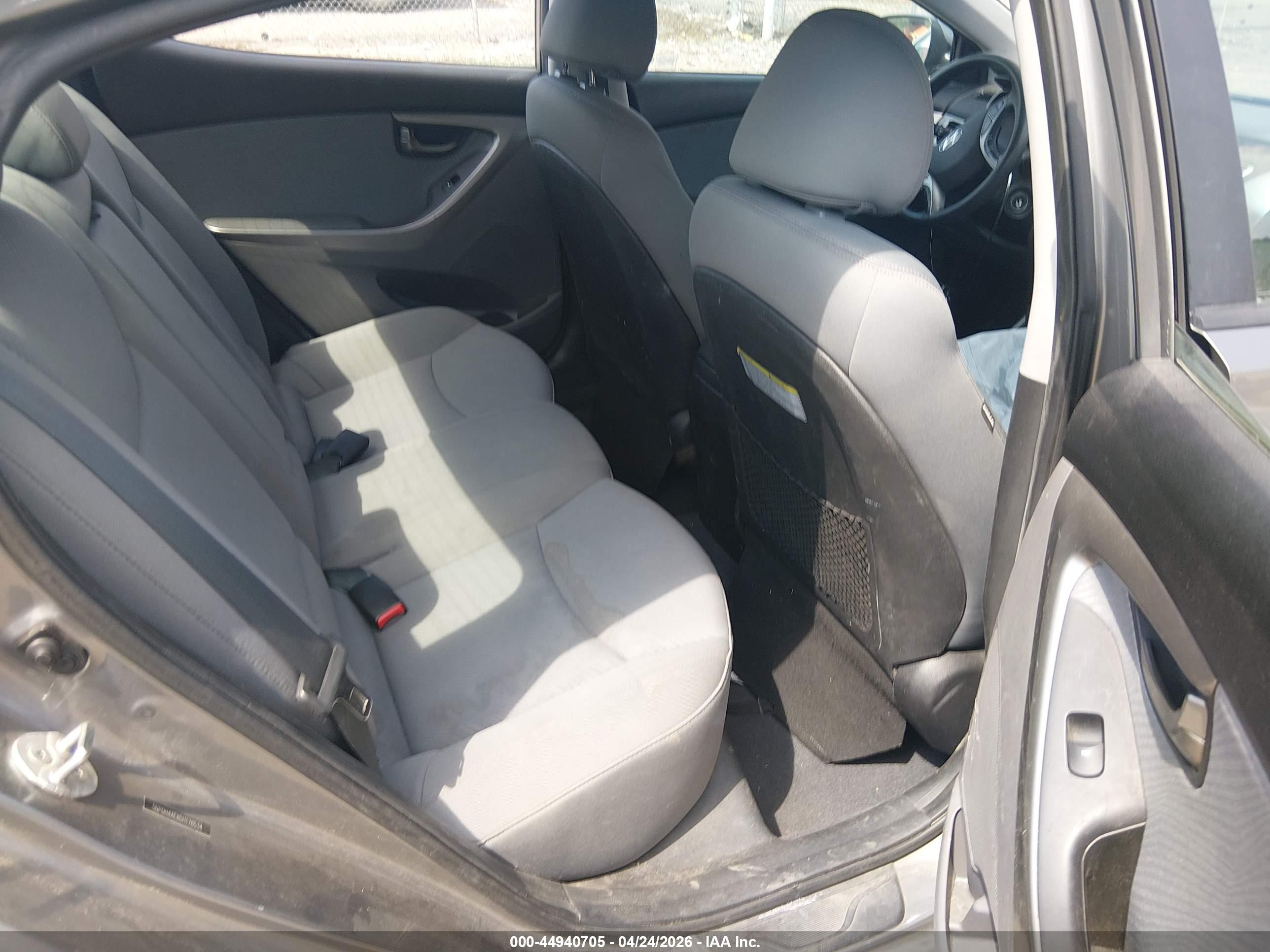 HYUNDAI ELANTRA image 8
