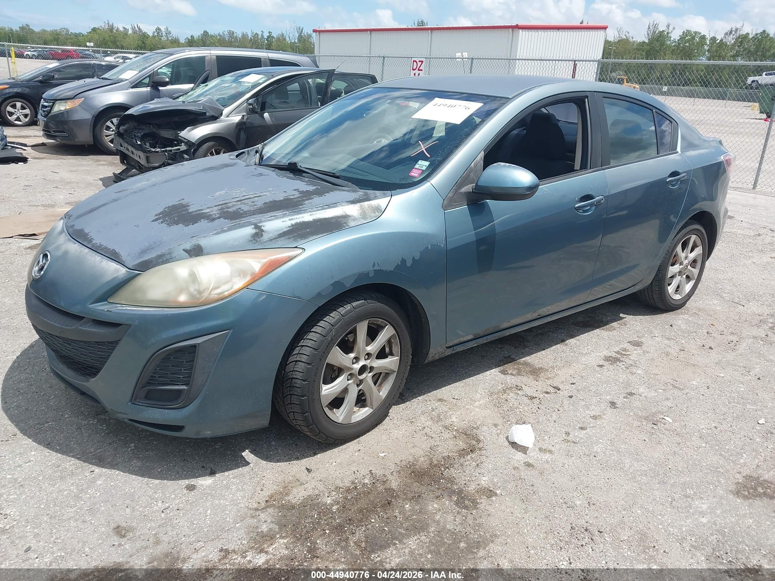 MAZDA MAZDA3 image 2