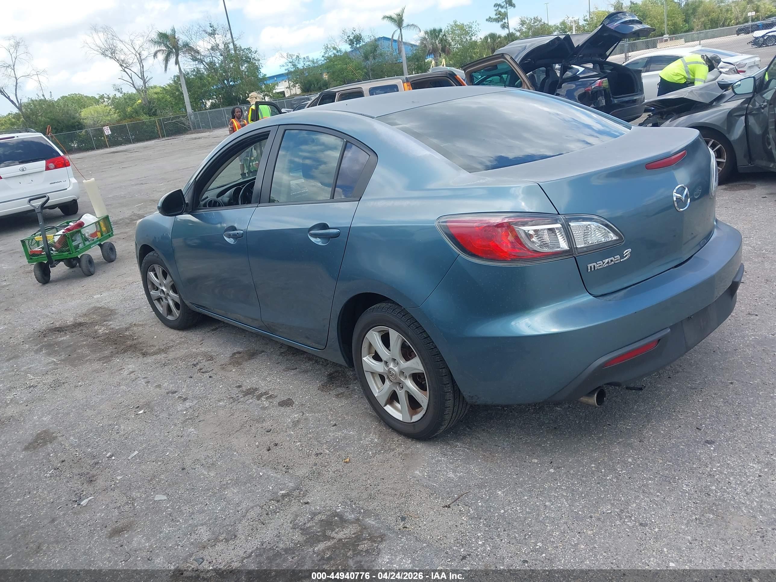 MAZDA MAZDA3 image 3