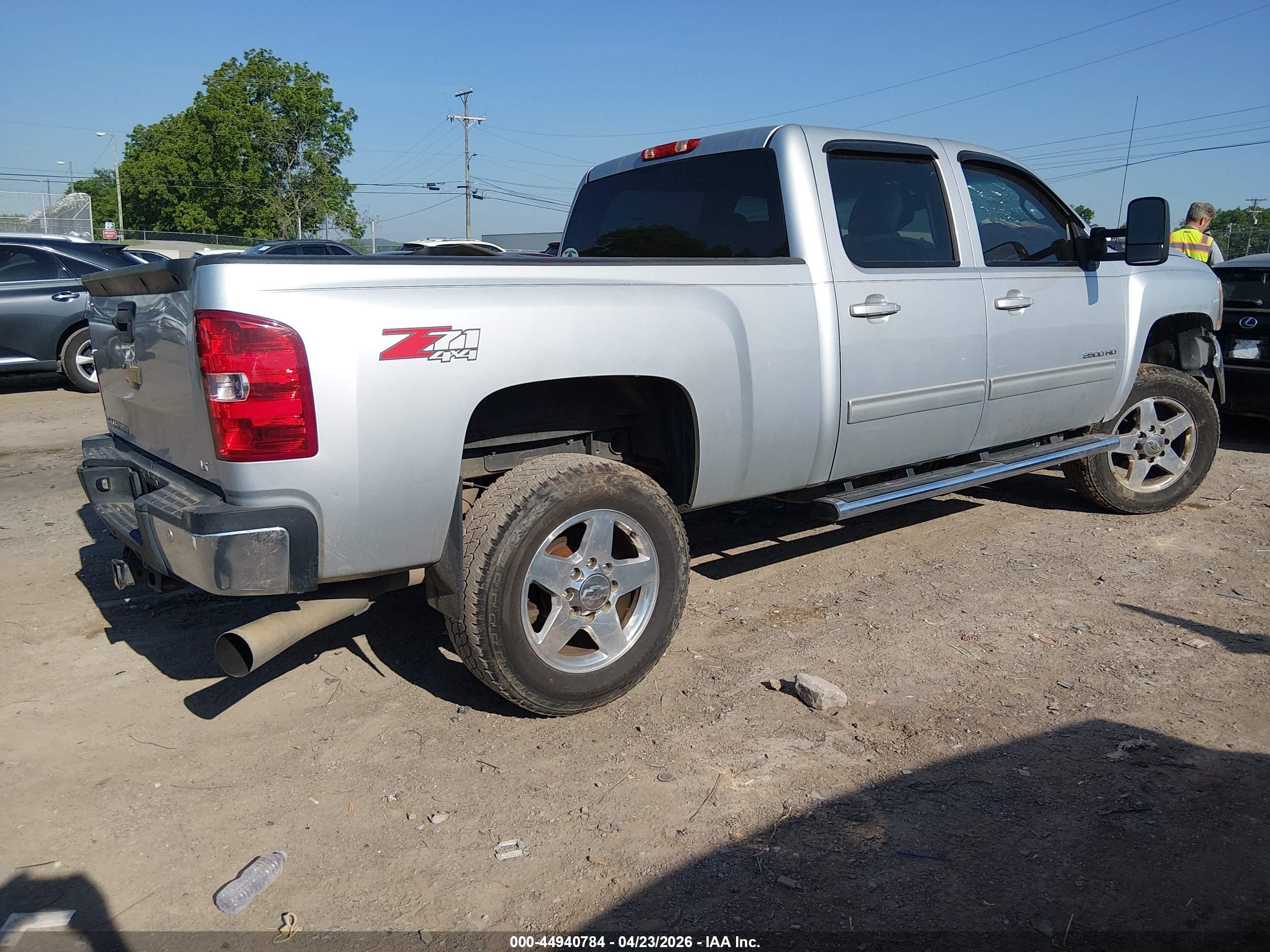 CHEVROLET SILVERADO image 4