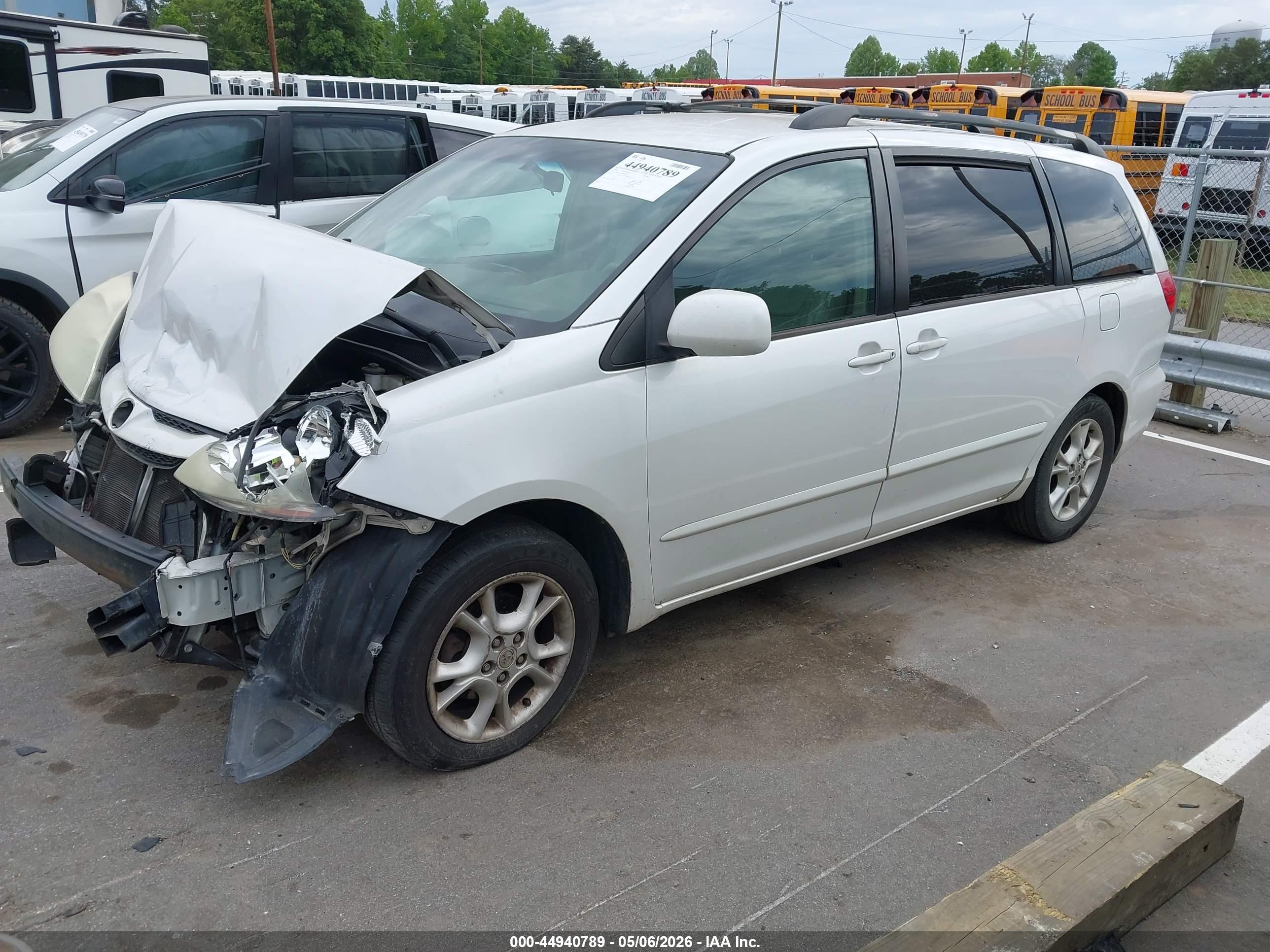 TOYOTA SIENNA image 2
