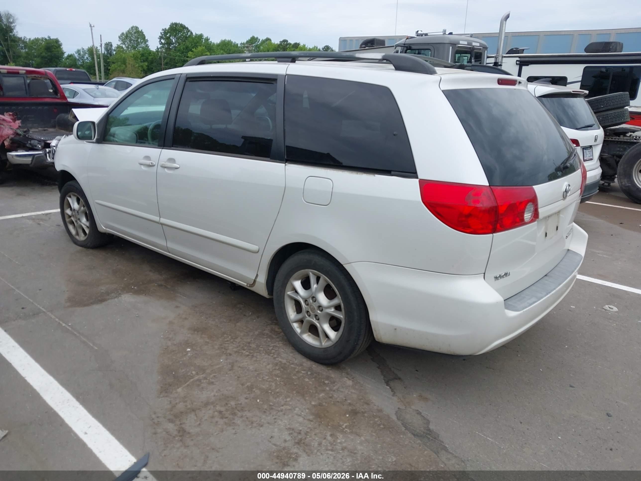 TOYOTA SIENNA image 3