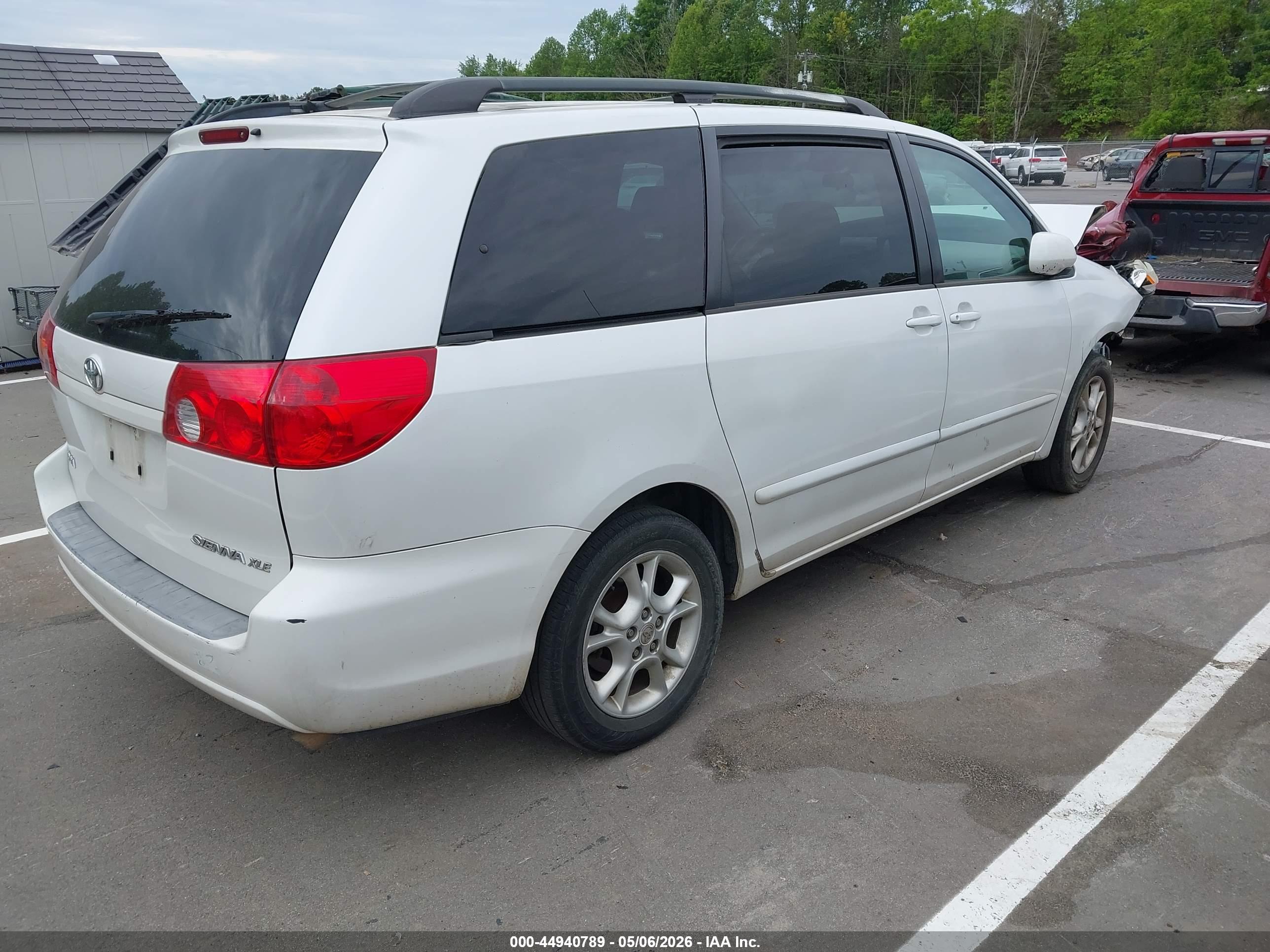 TOYOTA SIENNA image 4