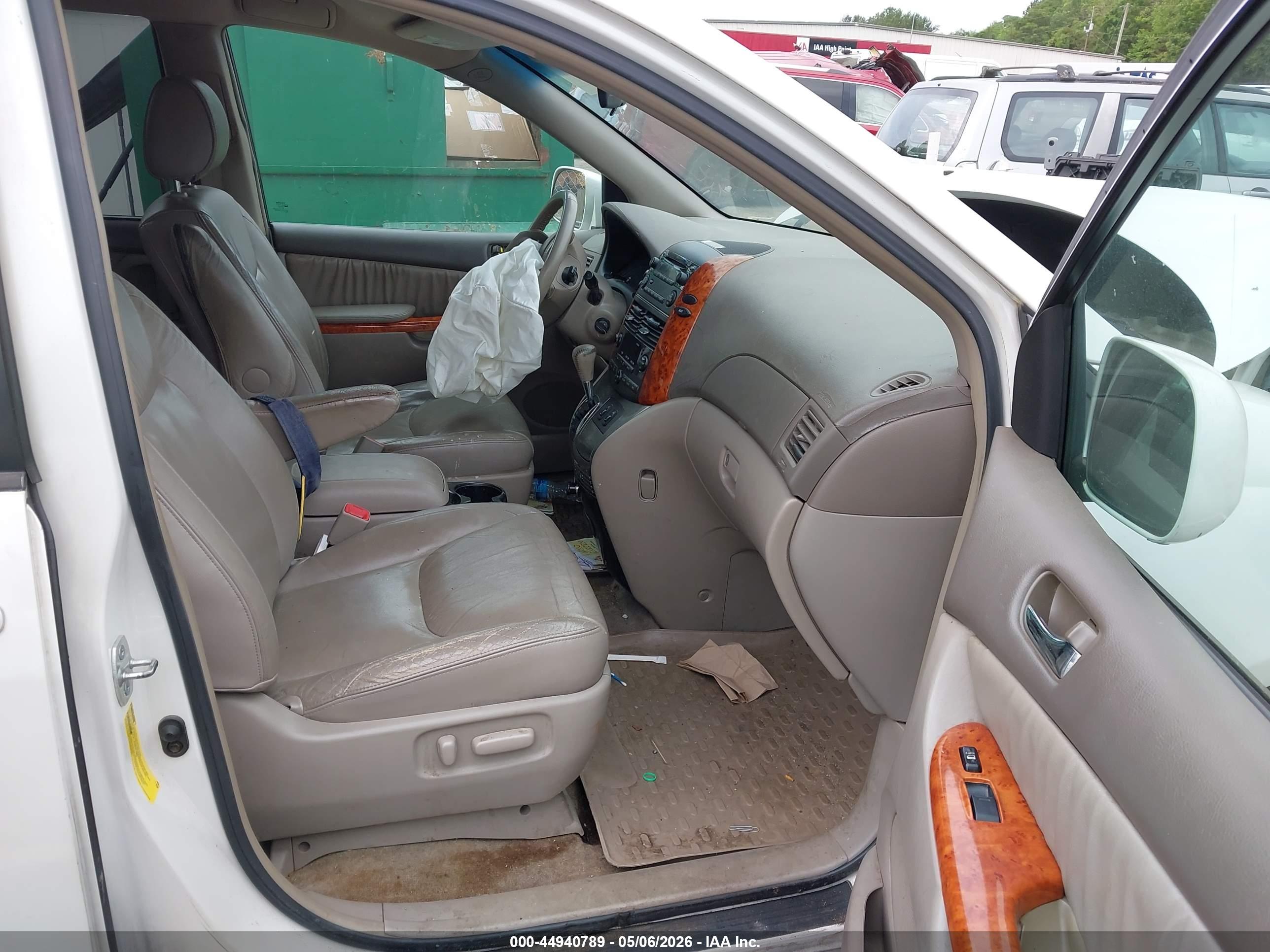 TOYOTA SIENNA image 5