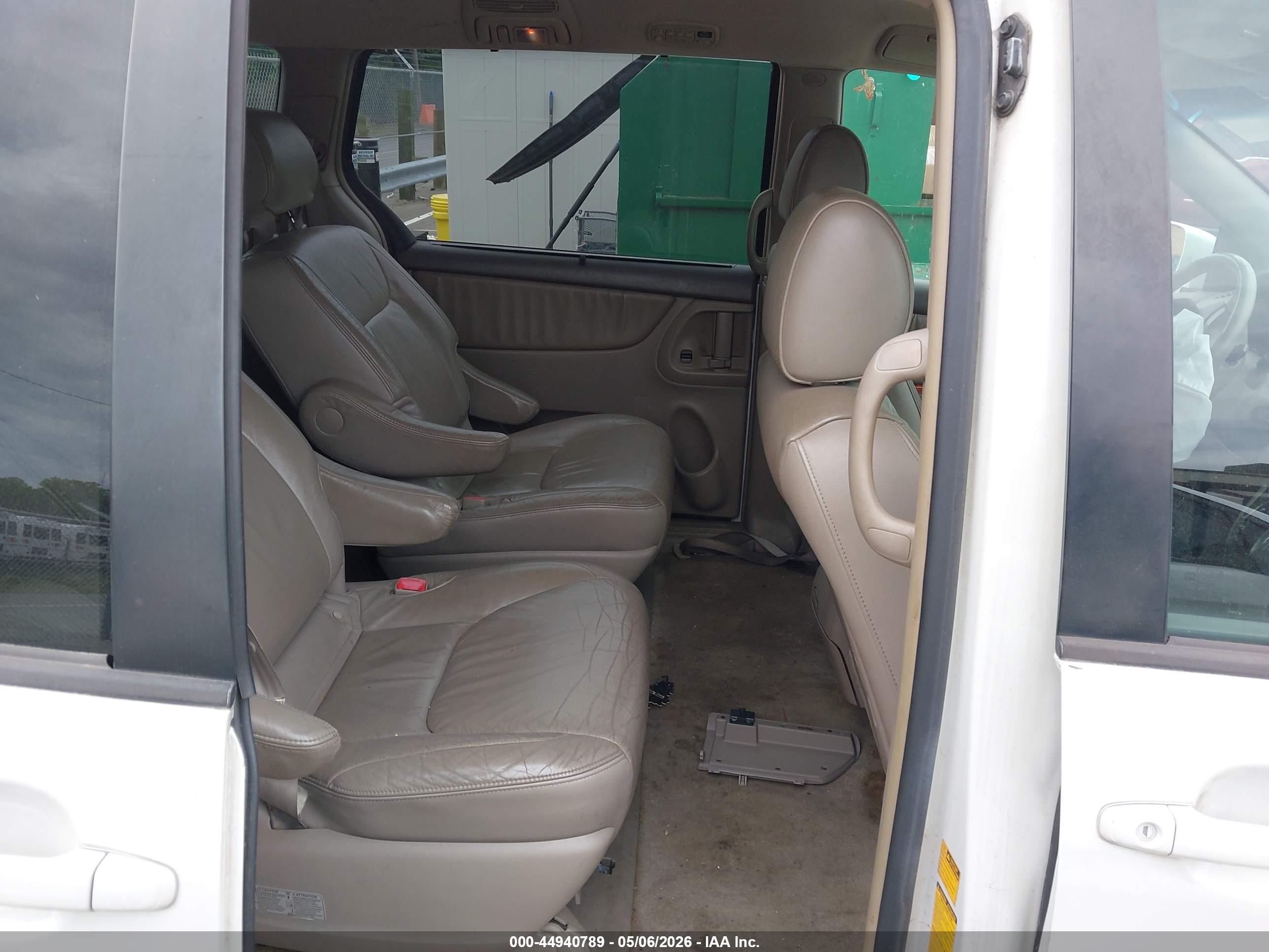 TOYOTA SIENNA image 8