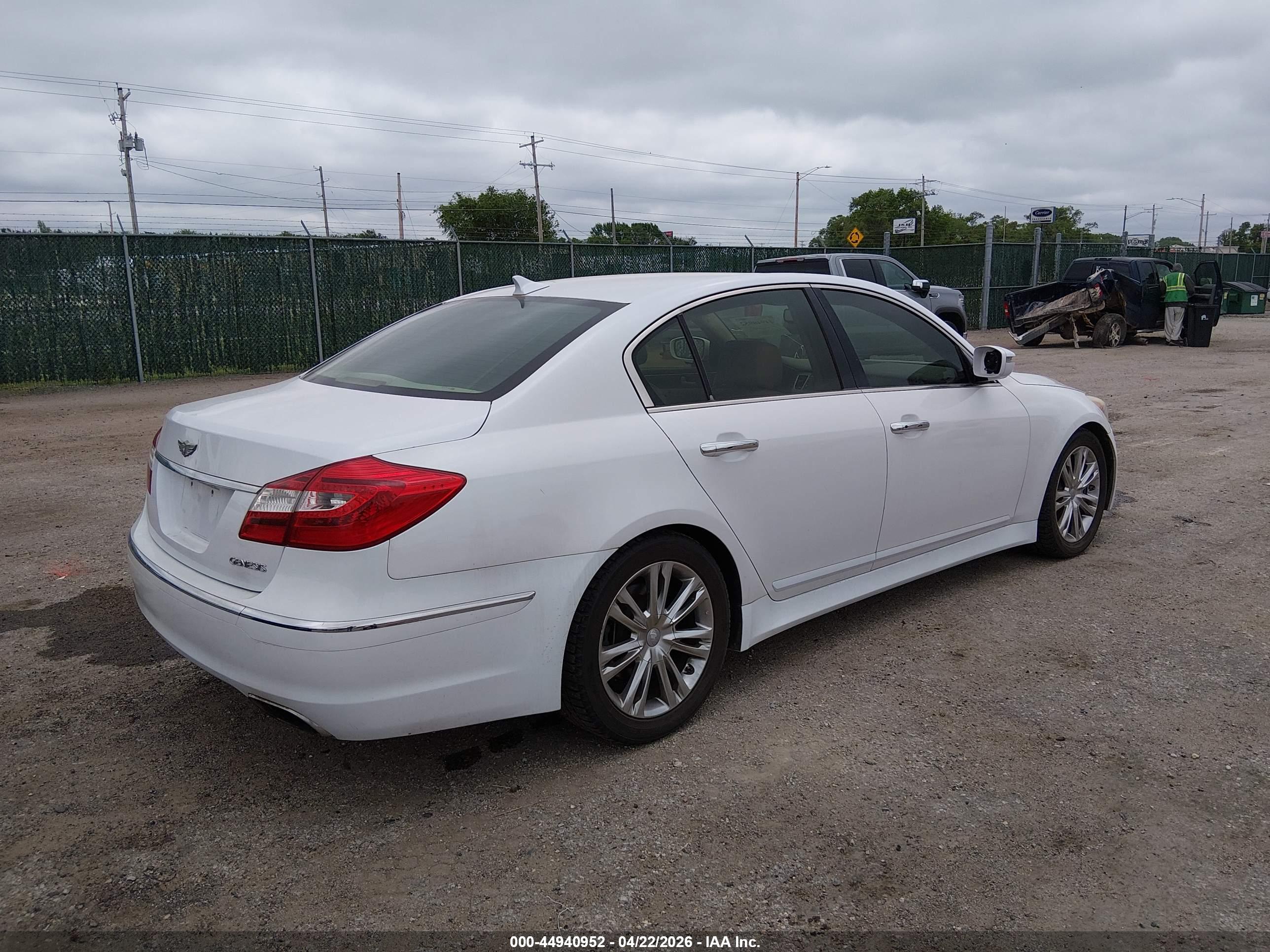 HYUNDAI GENESIS image 4