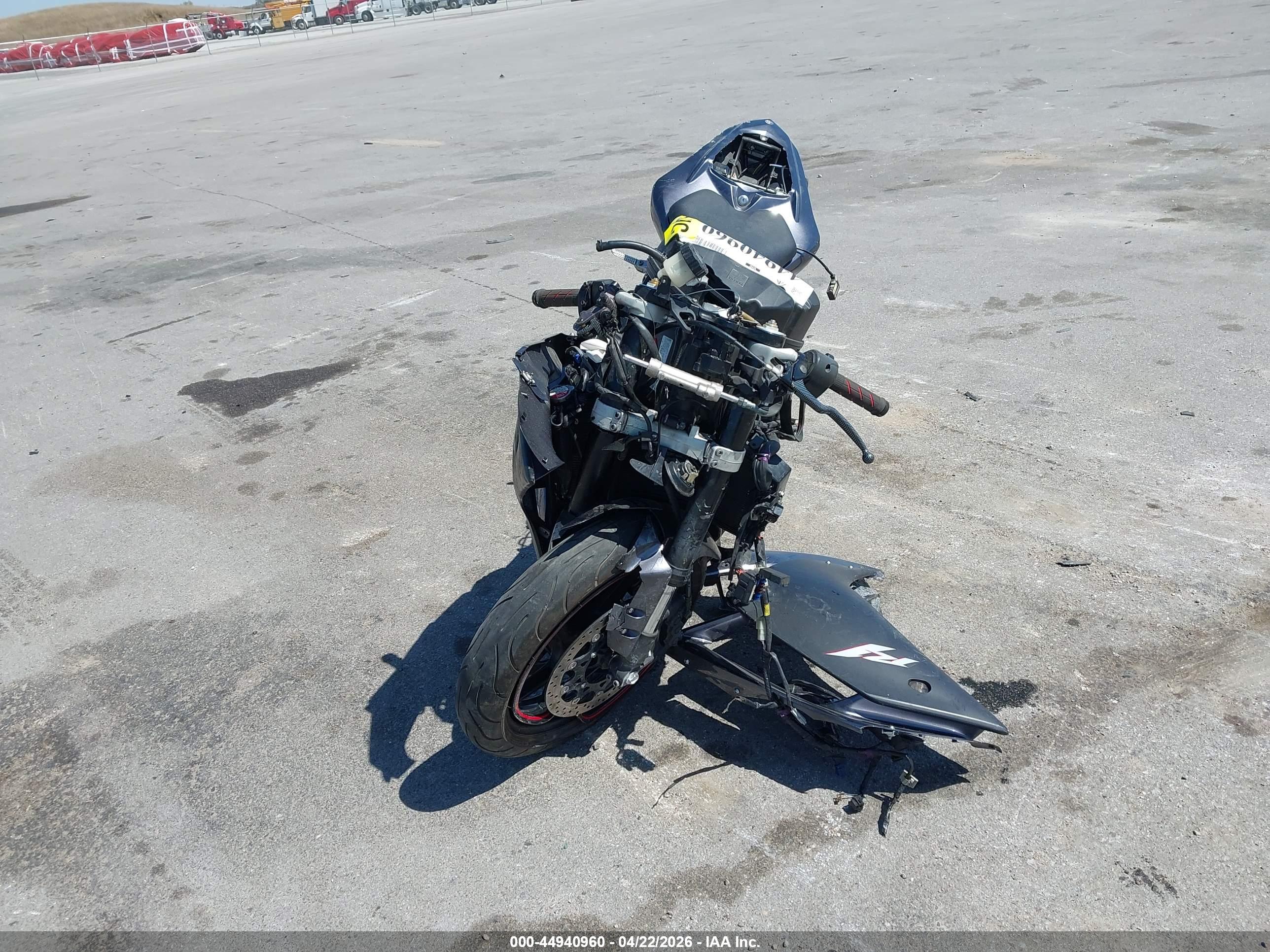 YAMAHA YZFR1 image 5
