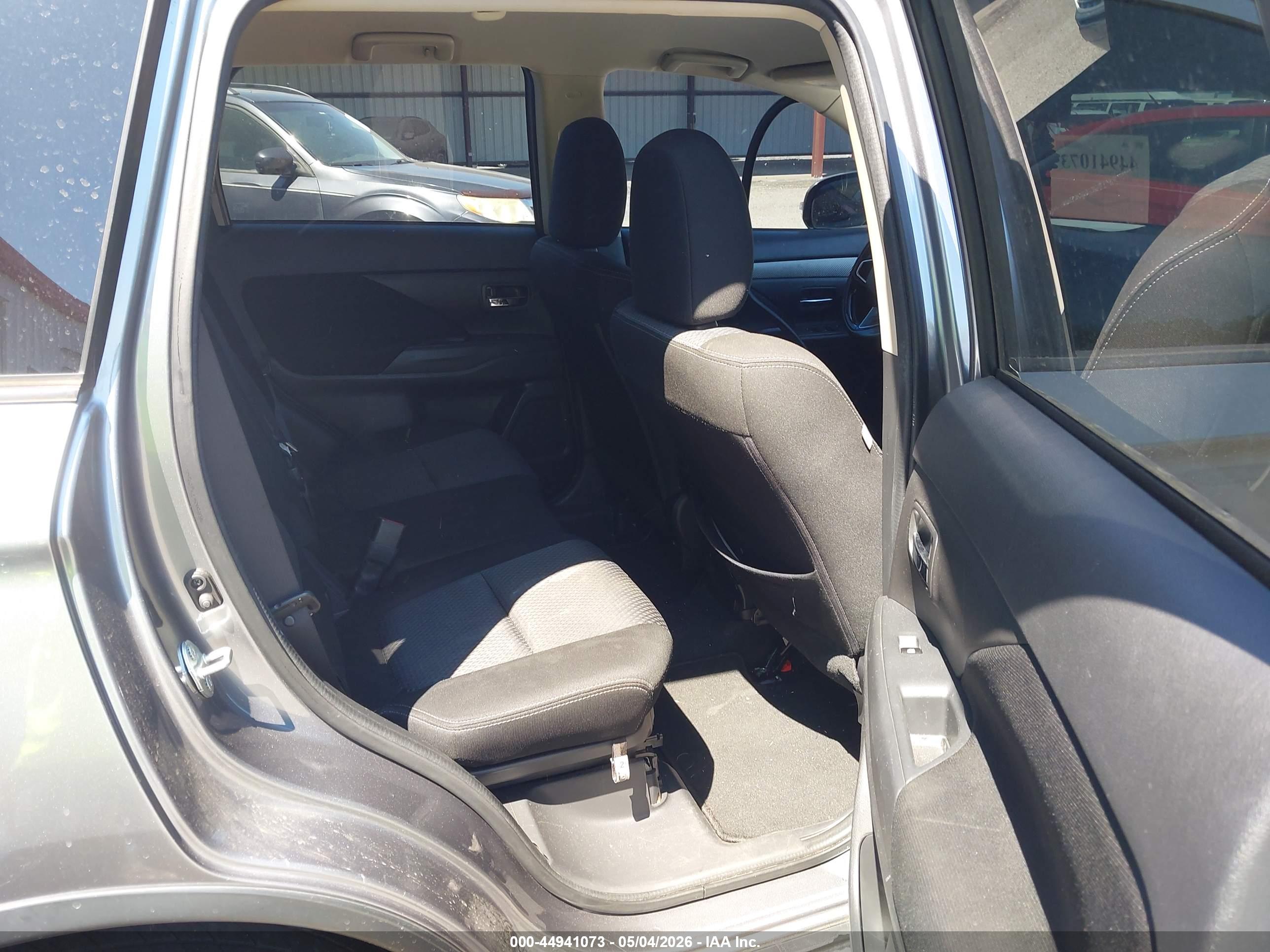 MITSUBISHI OUTLANDER image 8
