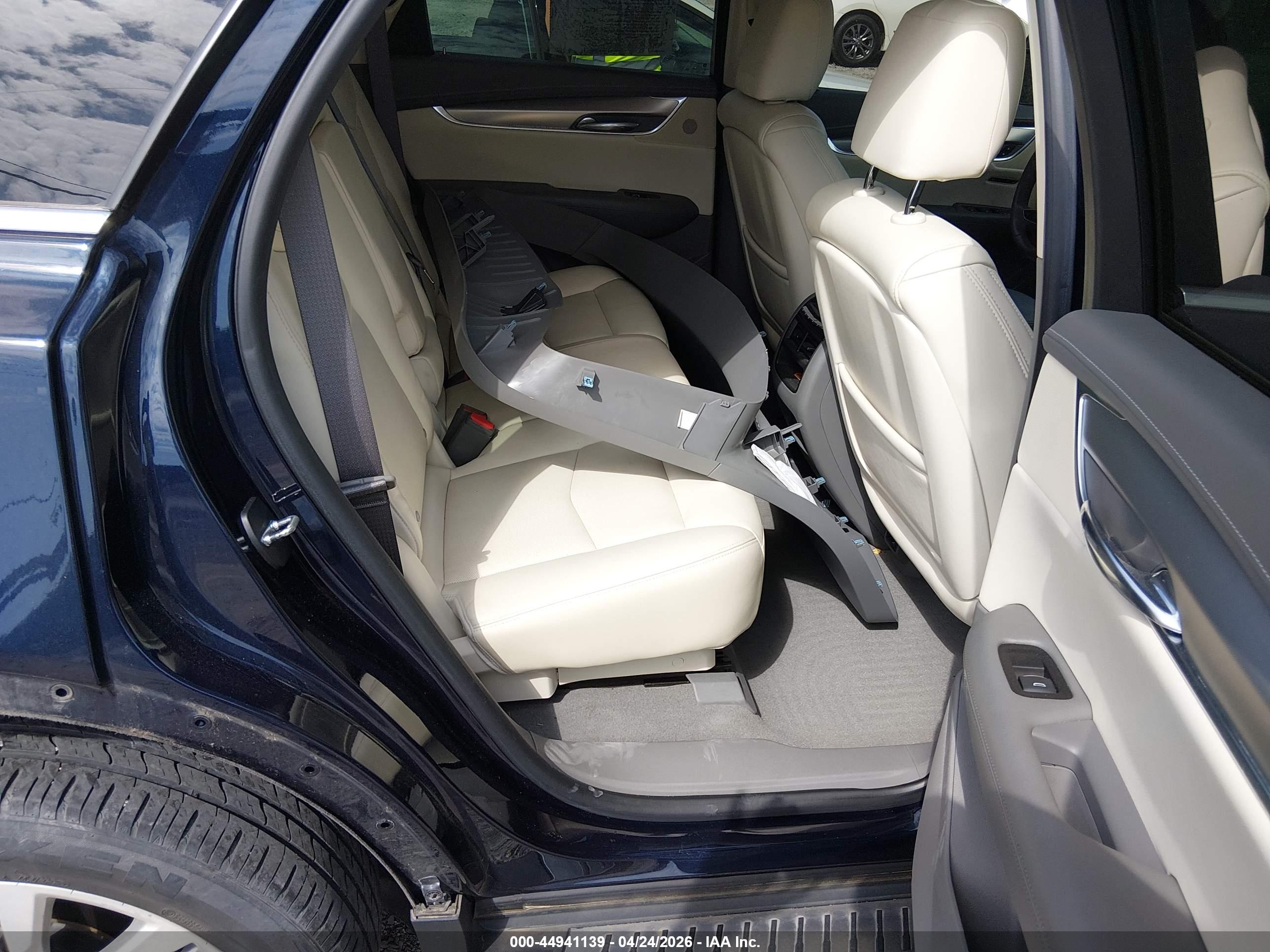 CADILLAC XT5 image 8