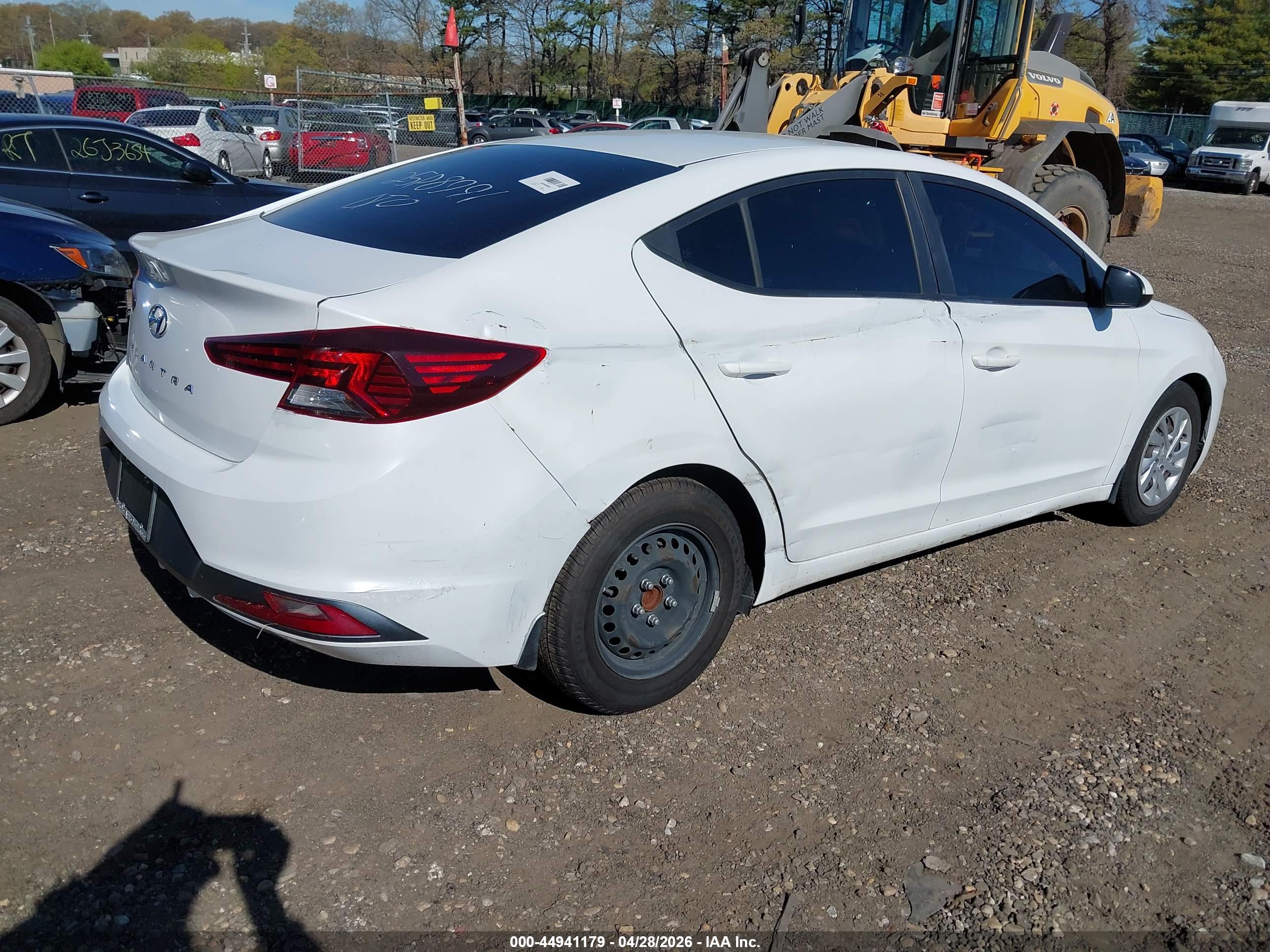 HYUNDAI ELANTRA image 4
