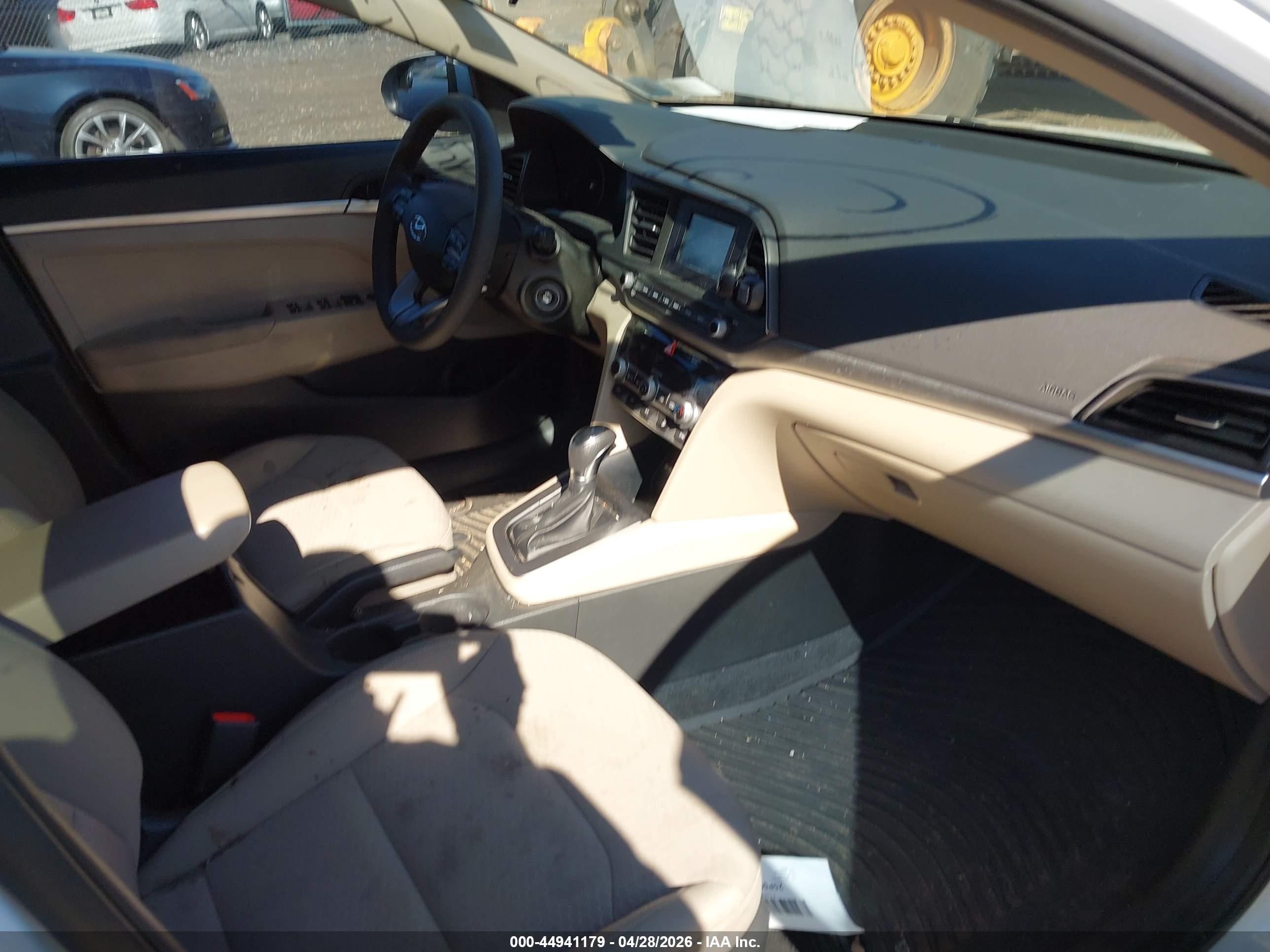 HYUNDAI ELANTRA image 5
