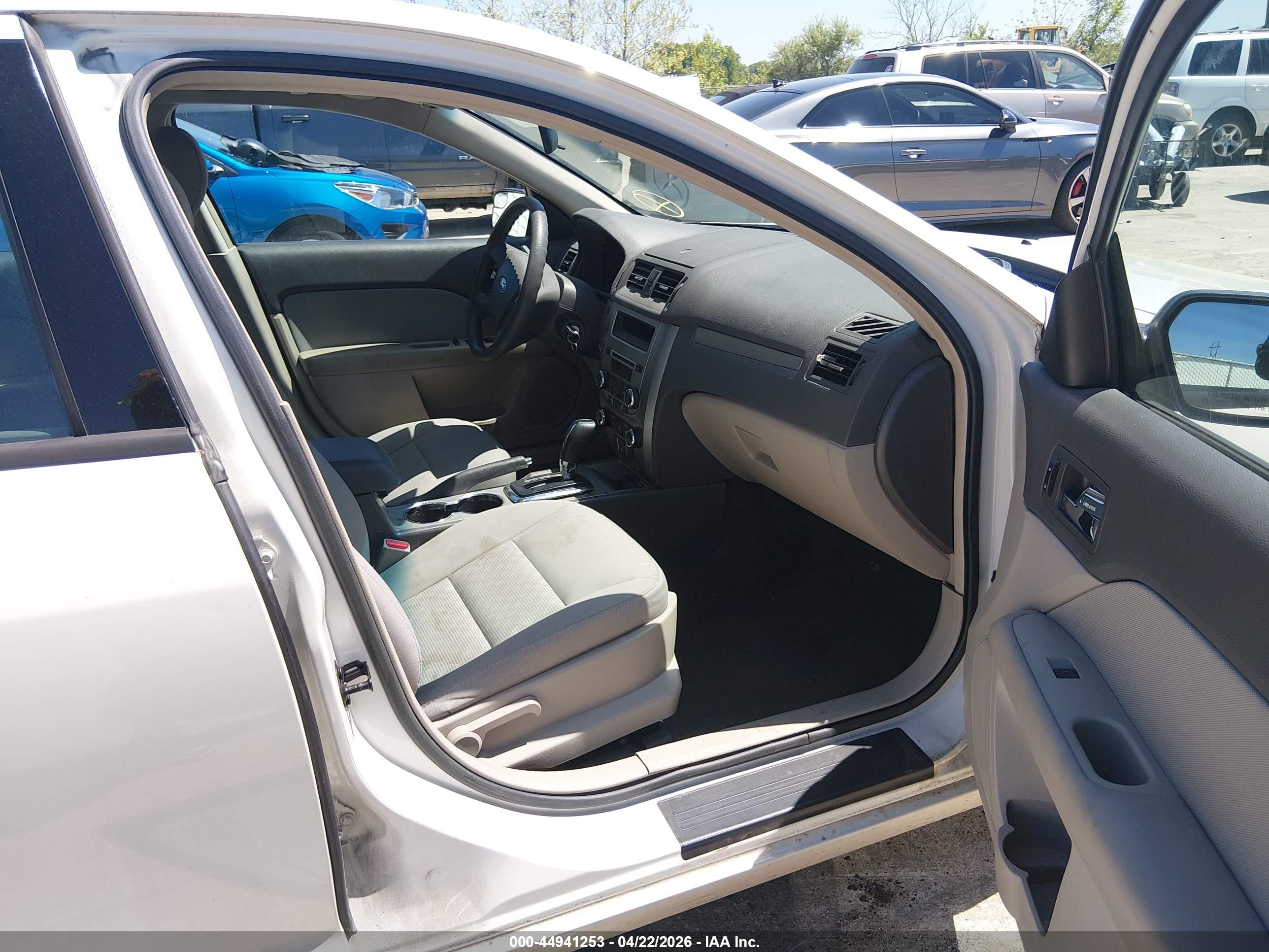 FORD FUSION image 5
