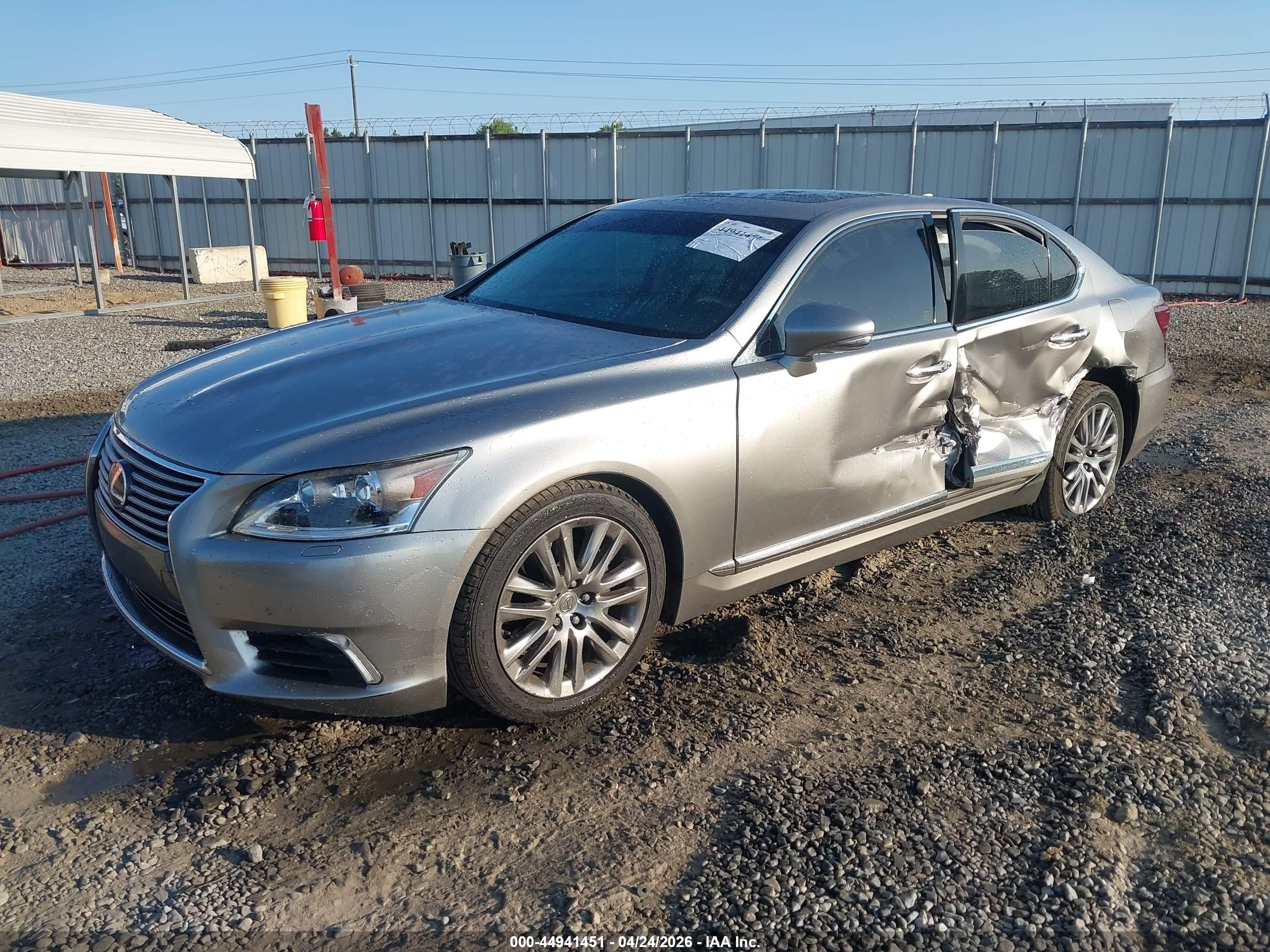 LEXUS LS image 2