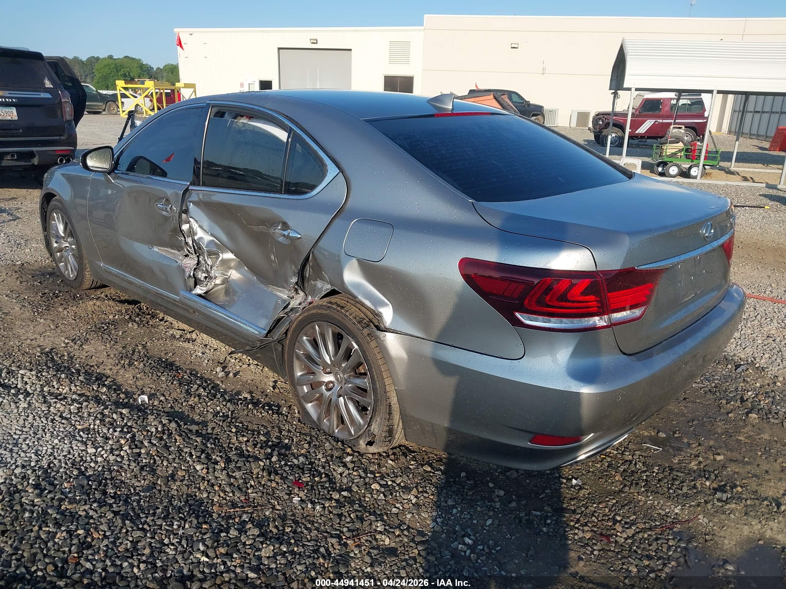 LEXUS LS image 3