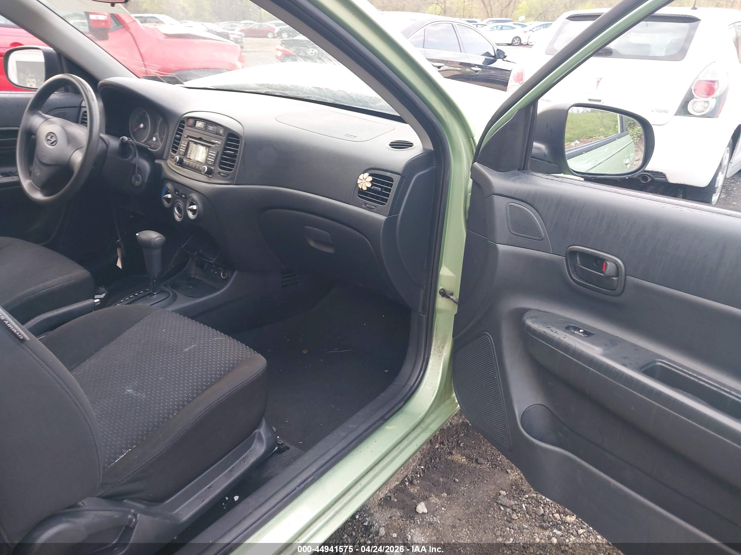 HYUNDAI ACCENT image 5