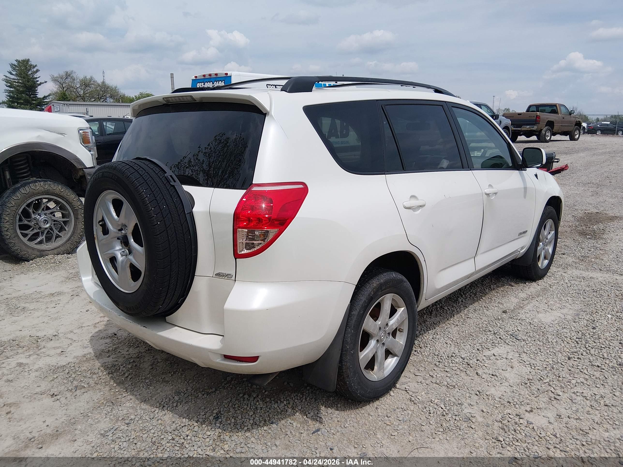 TOYOTA RAV4 image 4