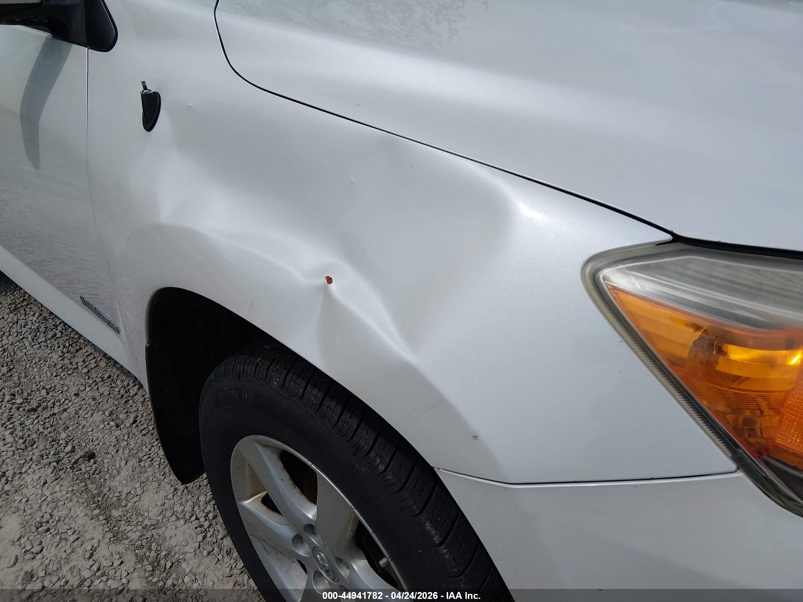 TOYOTA RAV4 image 6