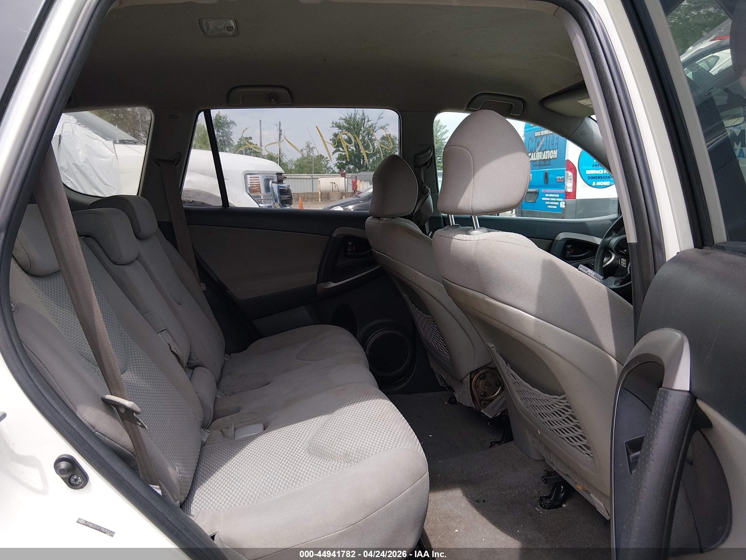TOYOTA RAV4 image 8