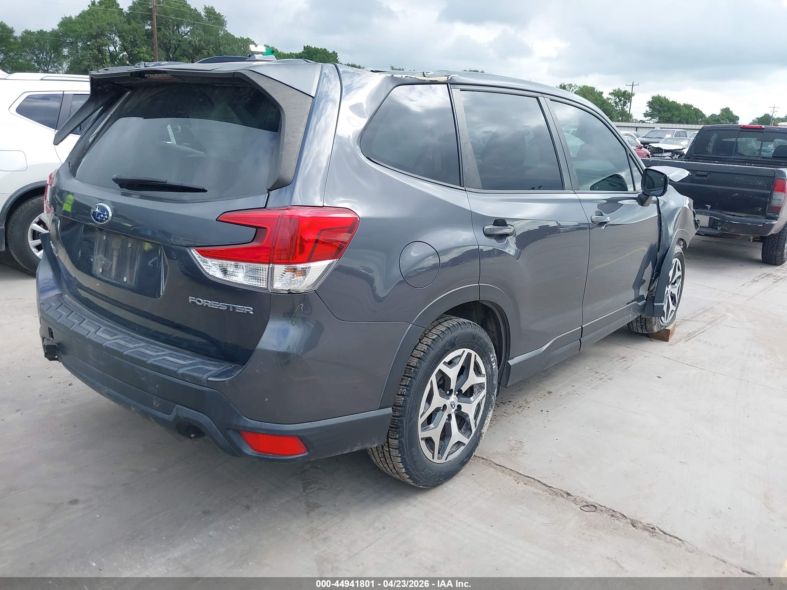 SUBARU FORESTER image 4