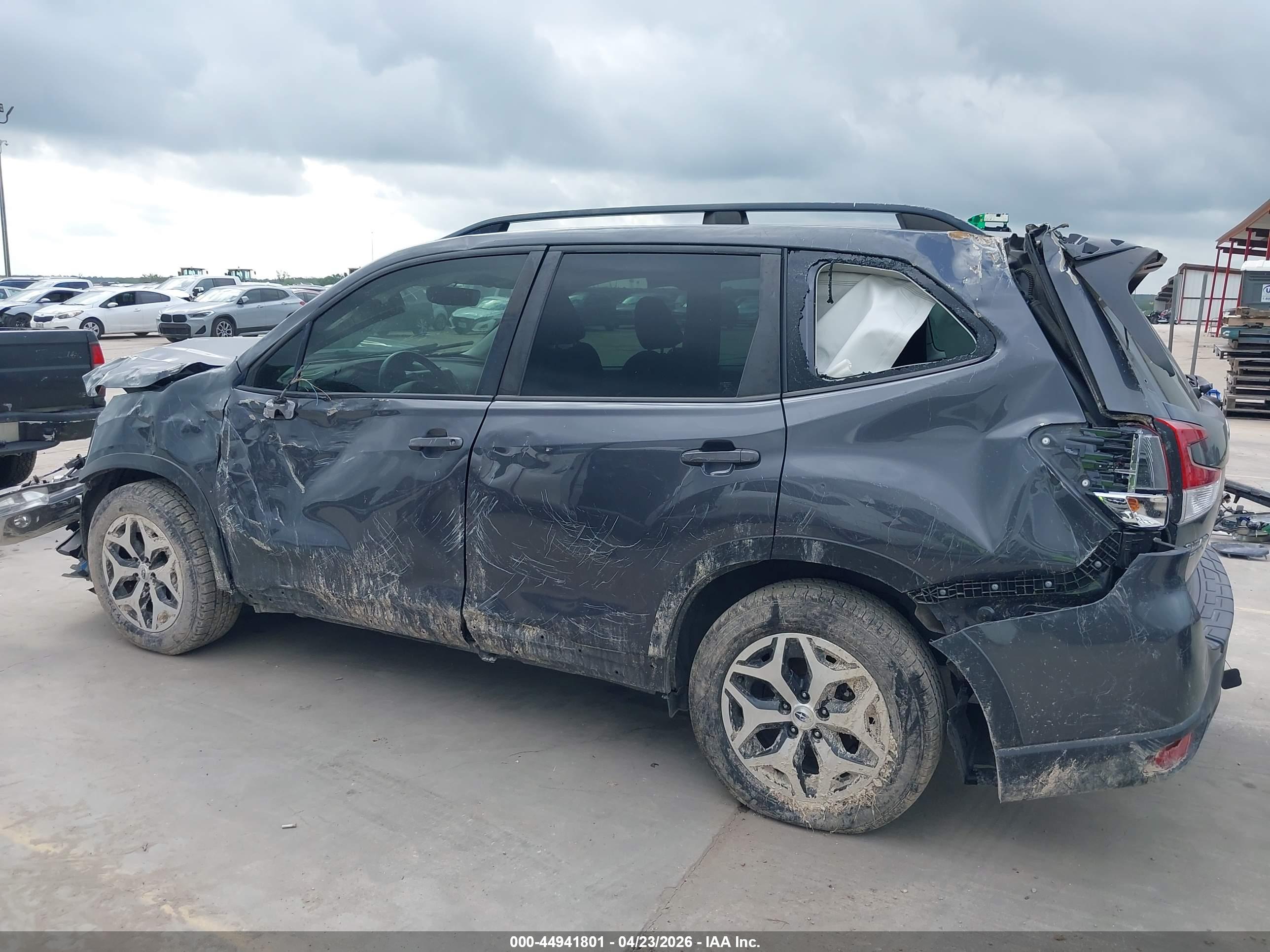 SUBARU FORESTER image 6